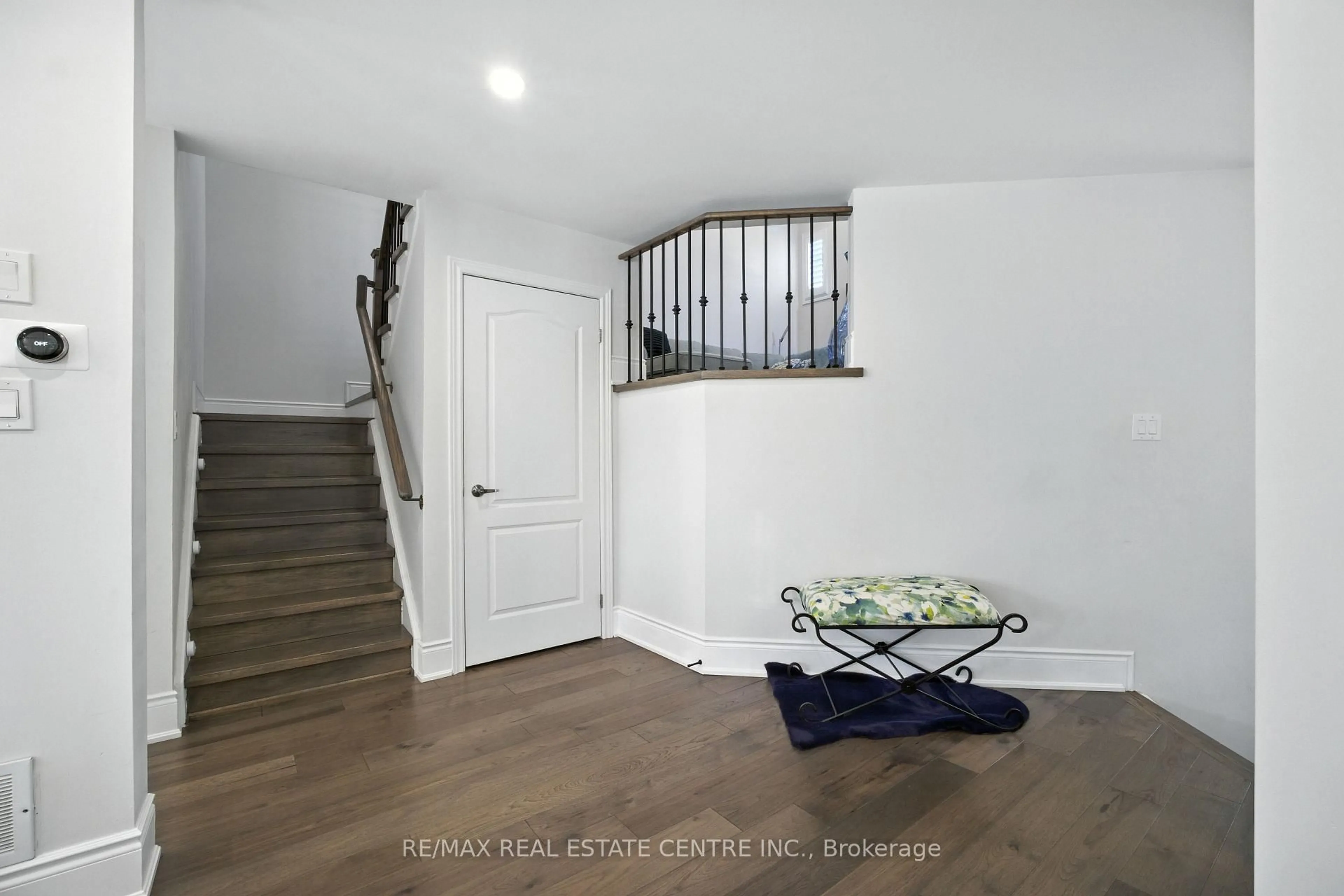 Indoor entryway for 2 Bramoak Cres, Brampton Ontario L7A 1T7