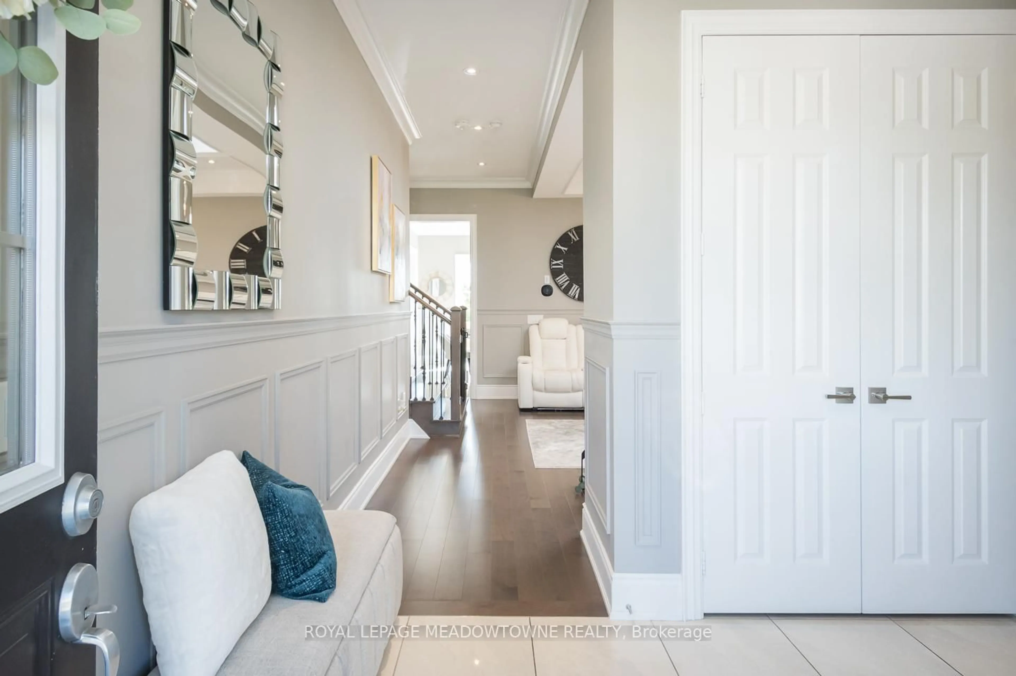 Indoor entryway for 229 Belmore Crt, Milton Ontario L9E 1H5