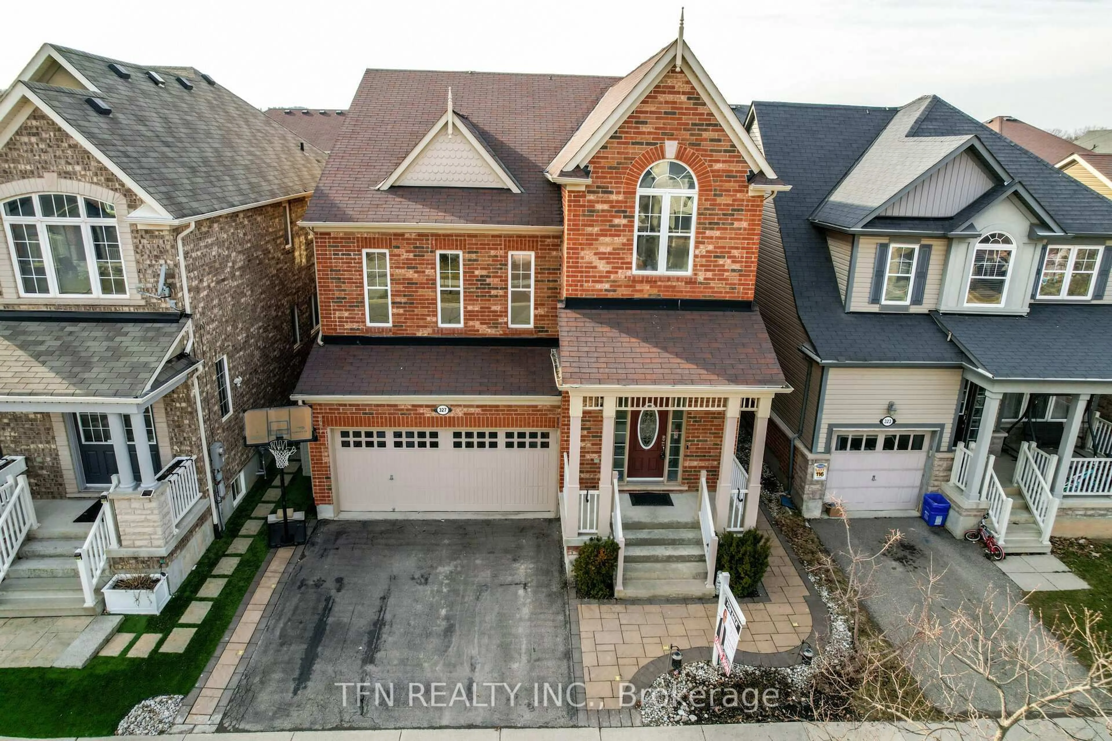 A pic from outside/outdoor area/front of a property/back of a property/a pic from drone, street for 327 PRINGLE Ave, Milton Ontario L9T 7M5