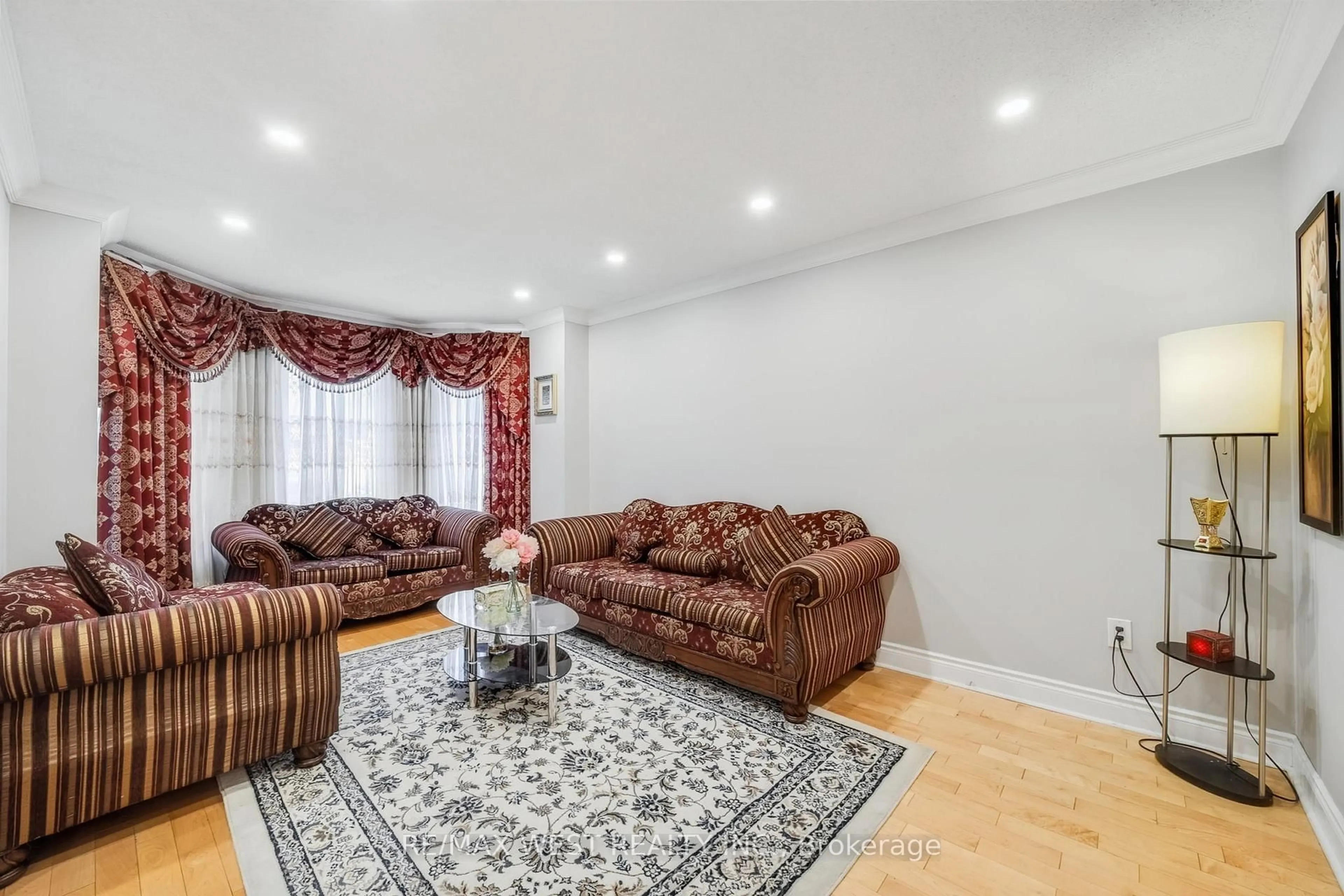 Living room with furniture, unknown for 3170 Avalon Dr, Mississauga Ontario L5N 5P4