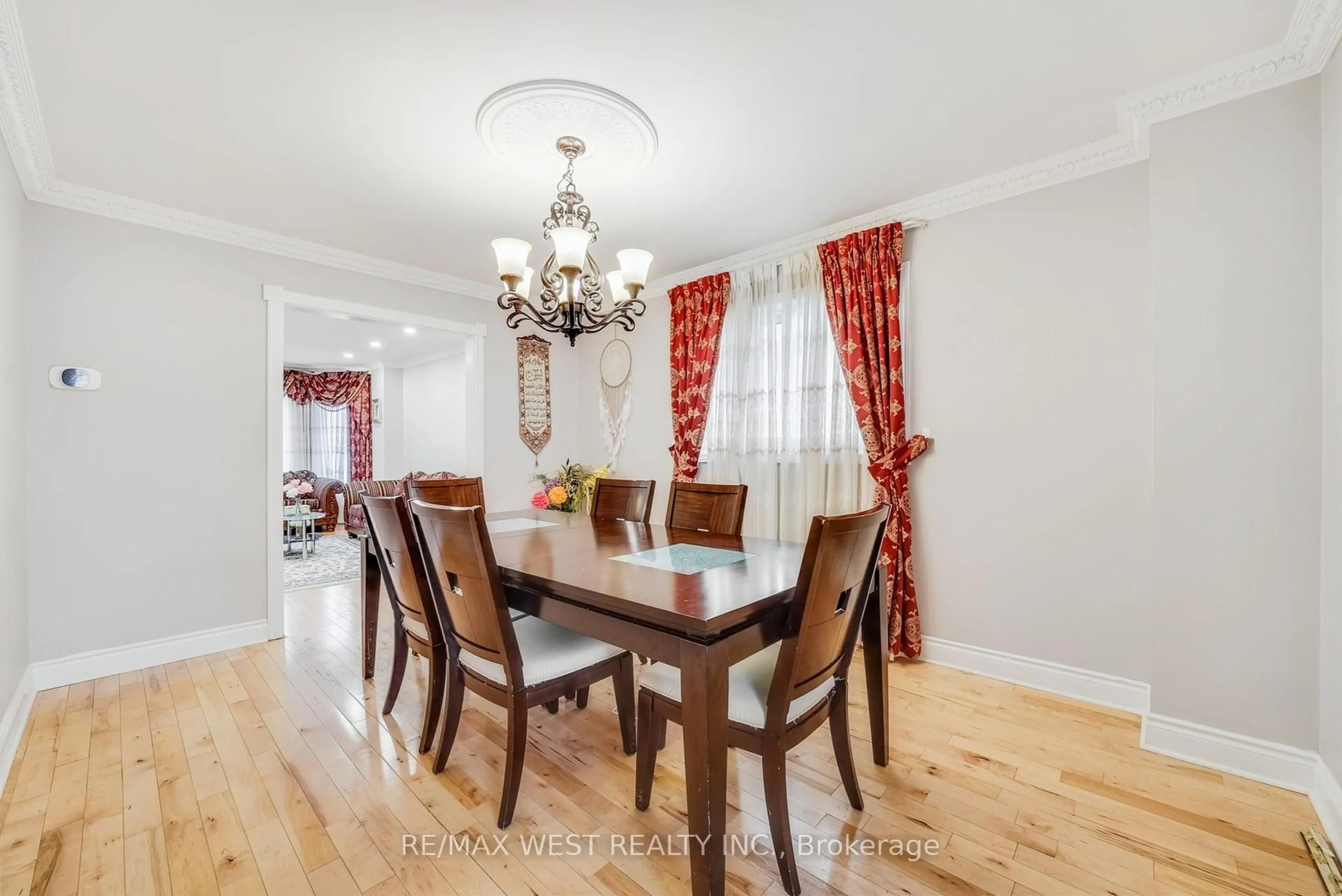 Dining room, wood/laminate floor for 3170 Avalon Dr, Mississauga Ontario L5N 5P4