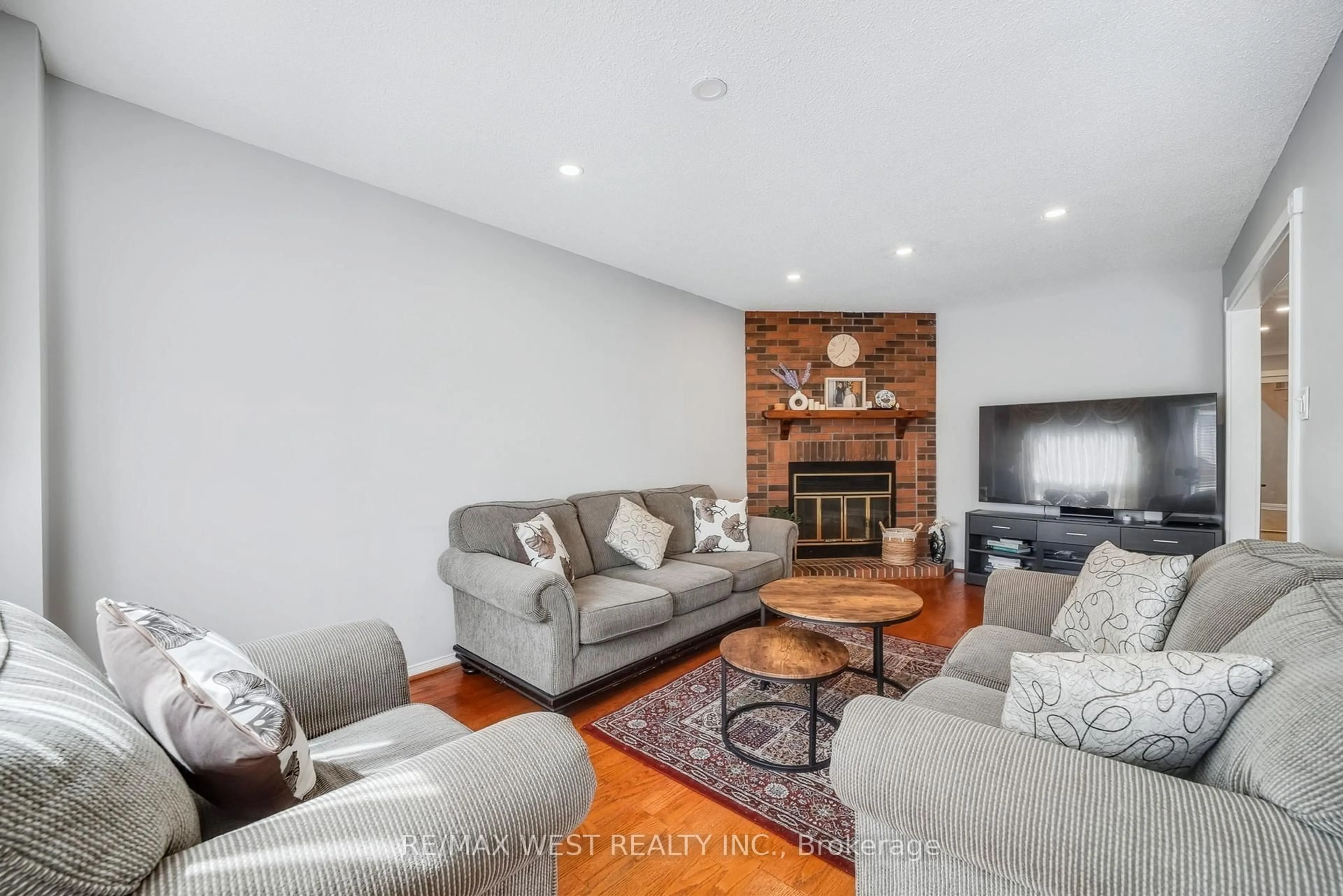 Living room with furniture, unknown for 3170 Avalon Dr, Mississauga Ontario L5N 5P4