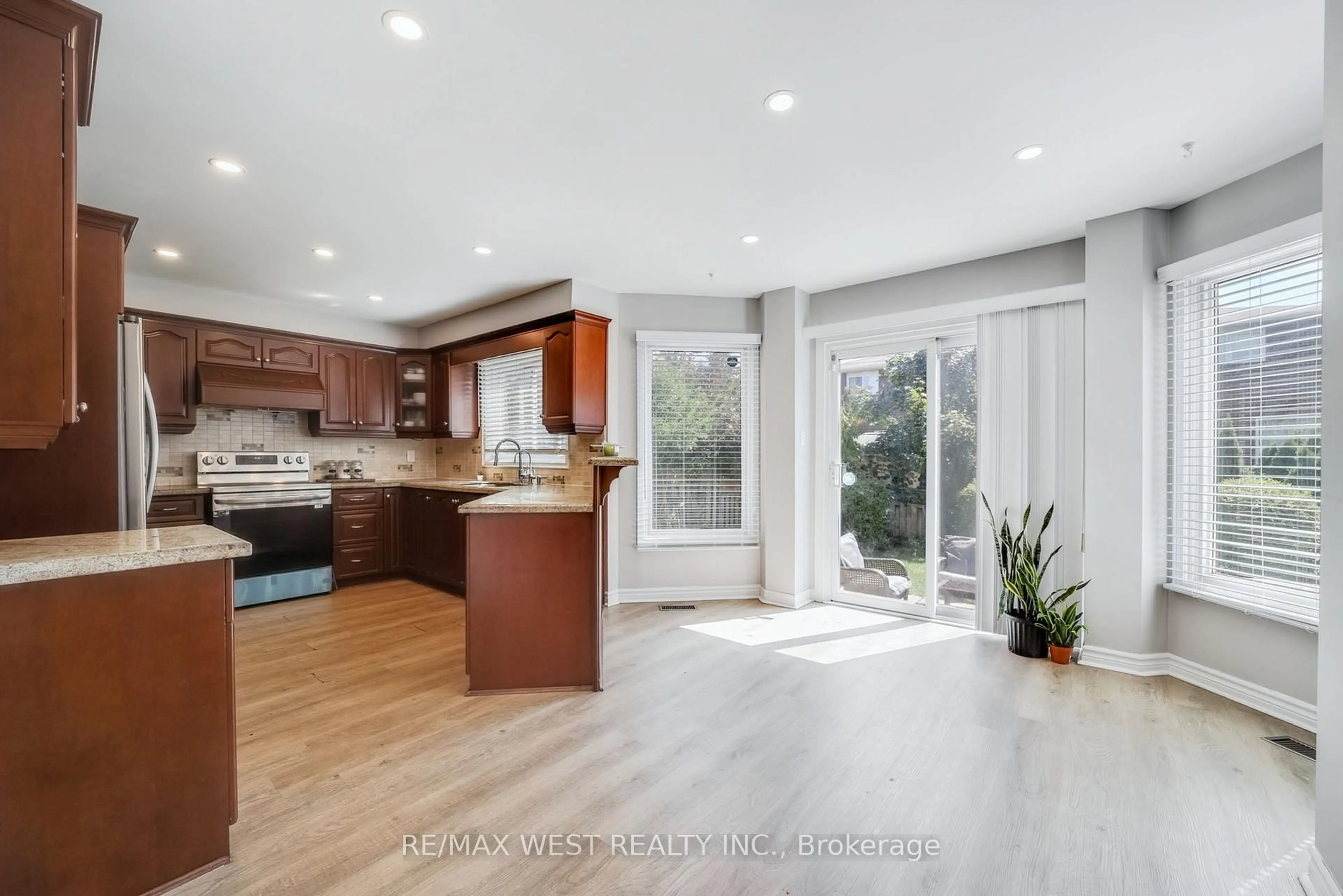 Open concept kitchen, wood/laminate floor for 3170 Avalon Dr, Mississauga Ontario L5N 5P4