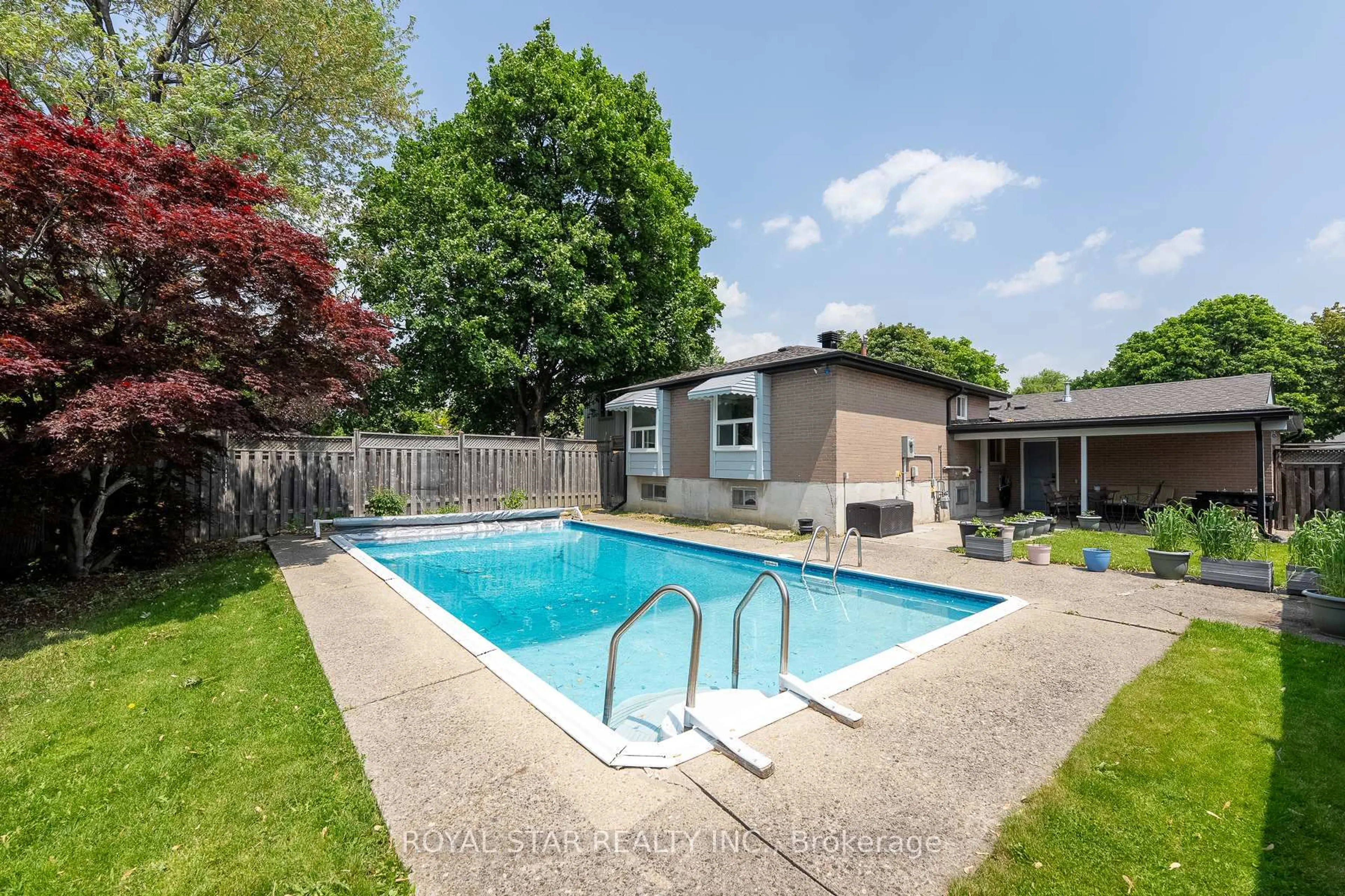 Pool for 74 Glebe Cres, Brampton Ontario L6S 1G1