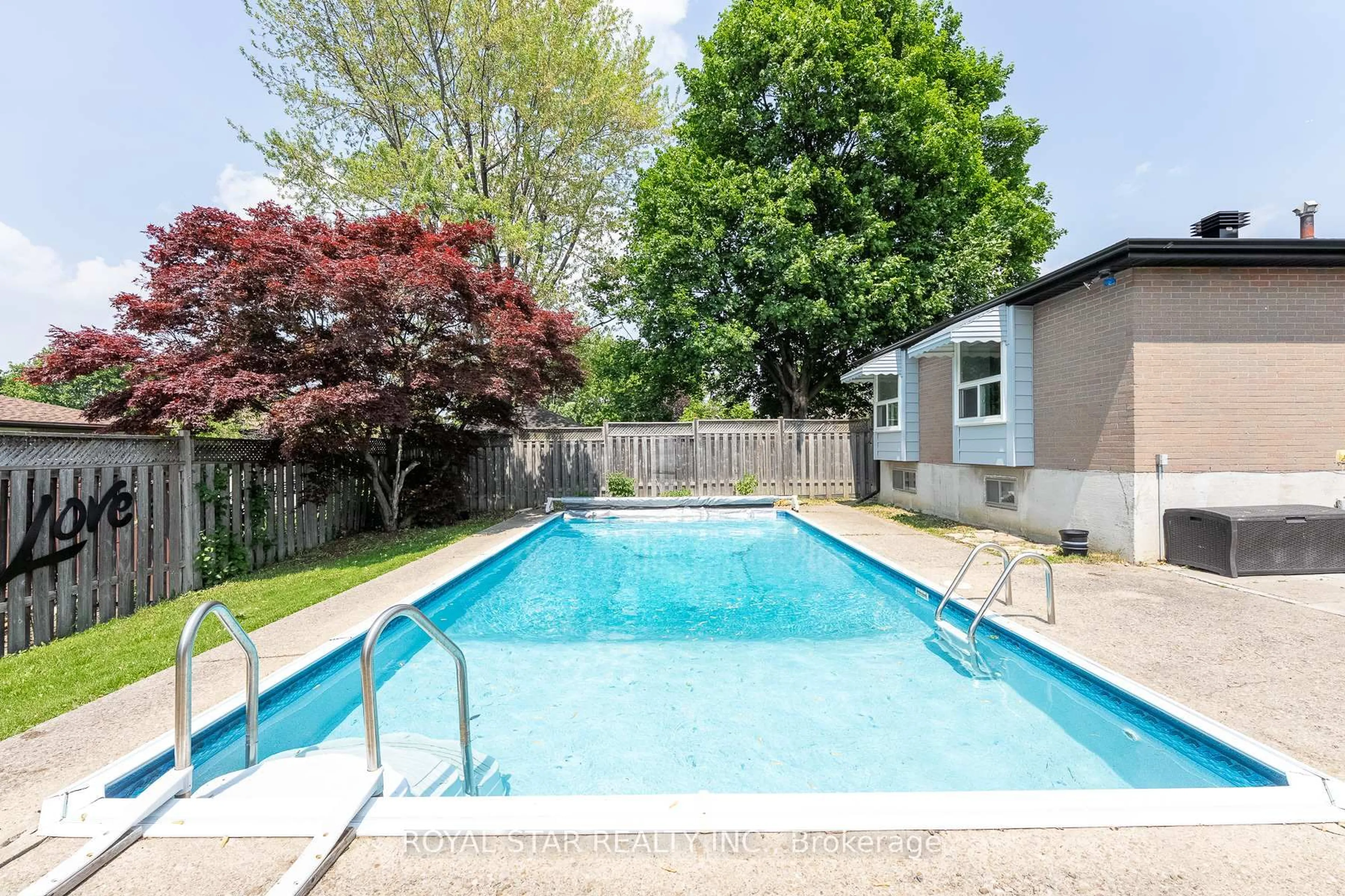 Pool for 74 Glebe Cres, Brampton Ontario L6S 1G1