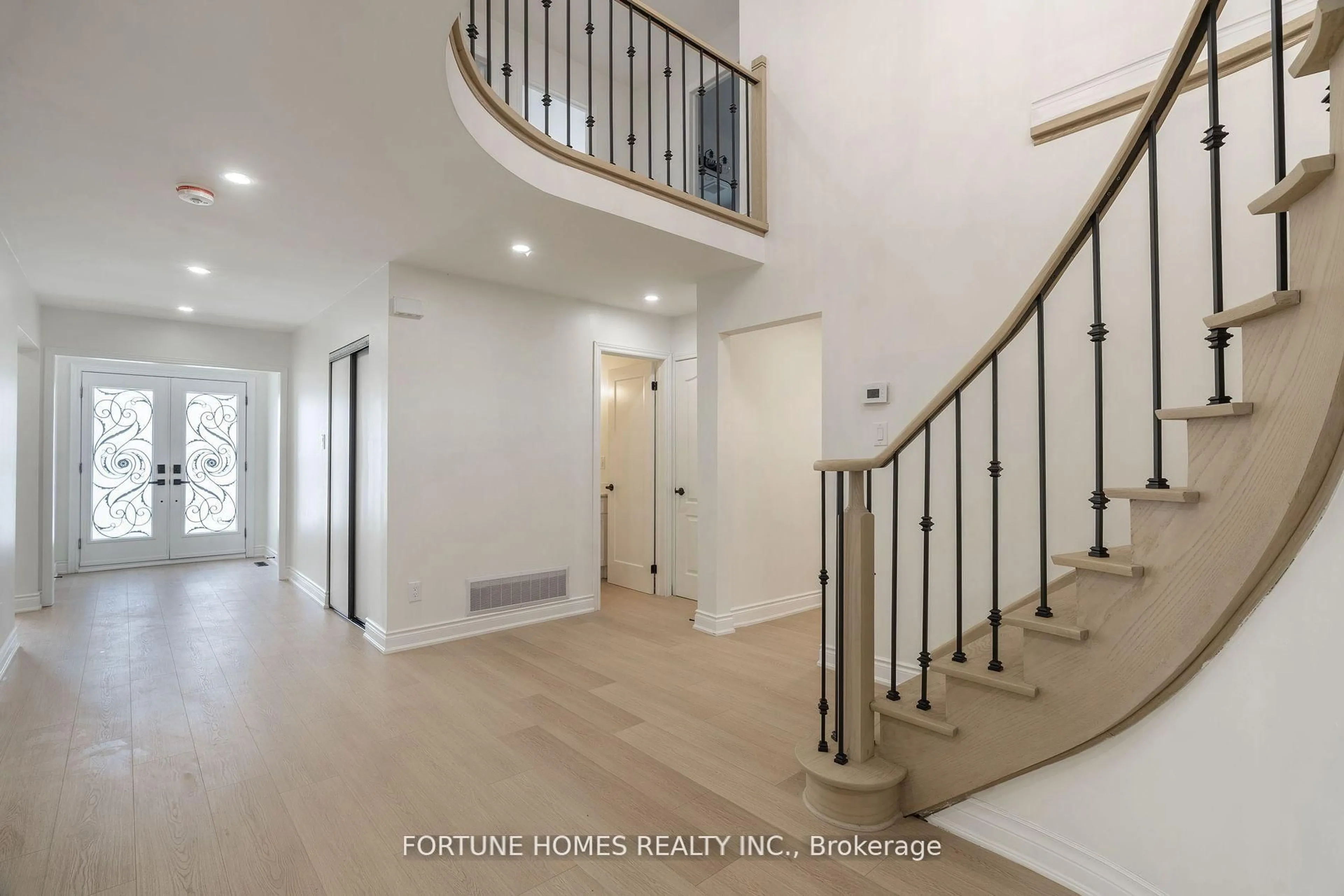 Indoor entryway for 31 Ortona Dr, Brampton Ontario L6Y 3E1