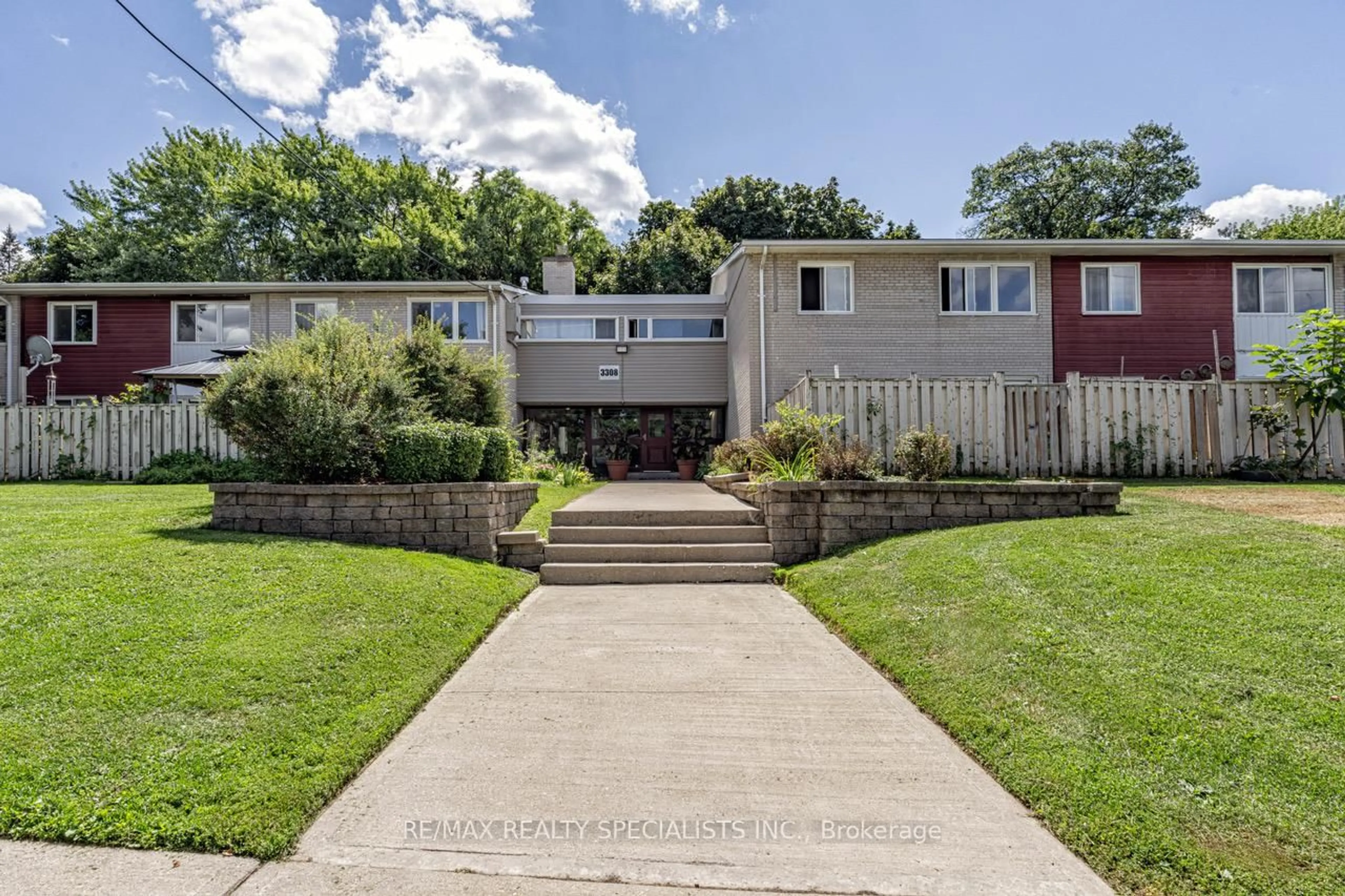 A pic from outside/outdoor area/front of a property/back of a property/a pic from drone, street for 3308 The Credit Woodlands #20, Mississauga Ontario L5C 2J8