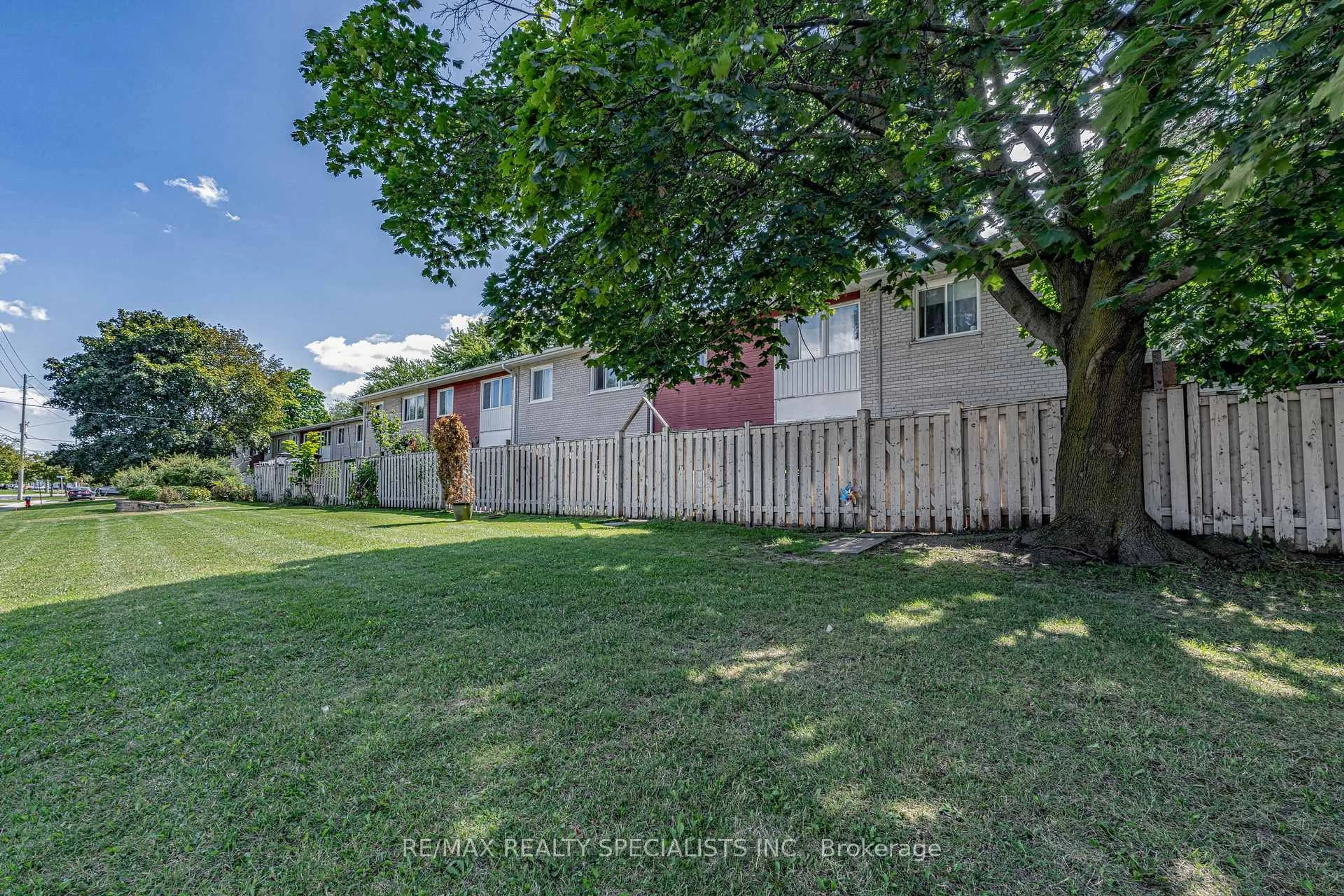 A pic from outside/outdoor area/front of a property/back of a property/a pic from drone, street for 3308 The Credit Woodlands #20, Mississauga Ontario L5C 2J8