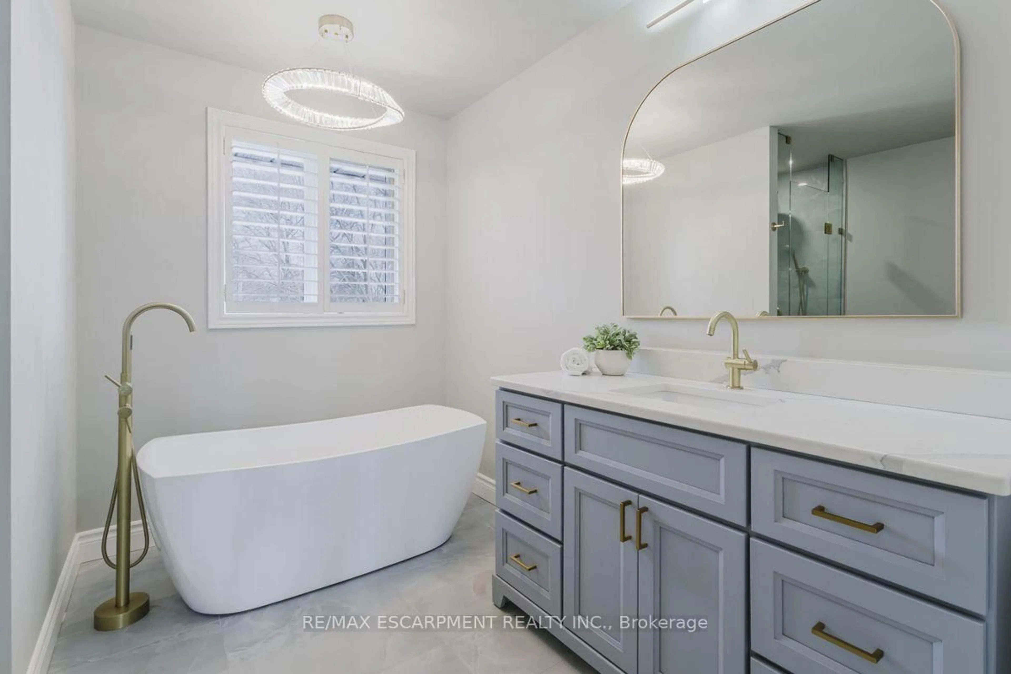 Contemporary bathroom, ceramic/tile floor for 954 Wintergreen Pl, Burlington Ontario L7T 4K4
