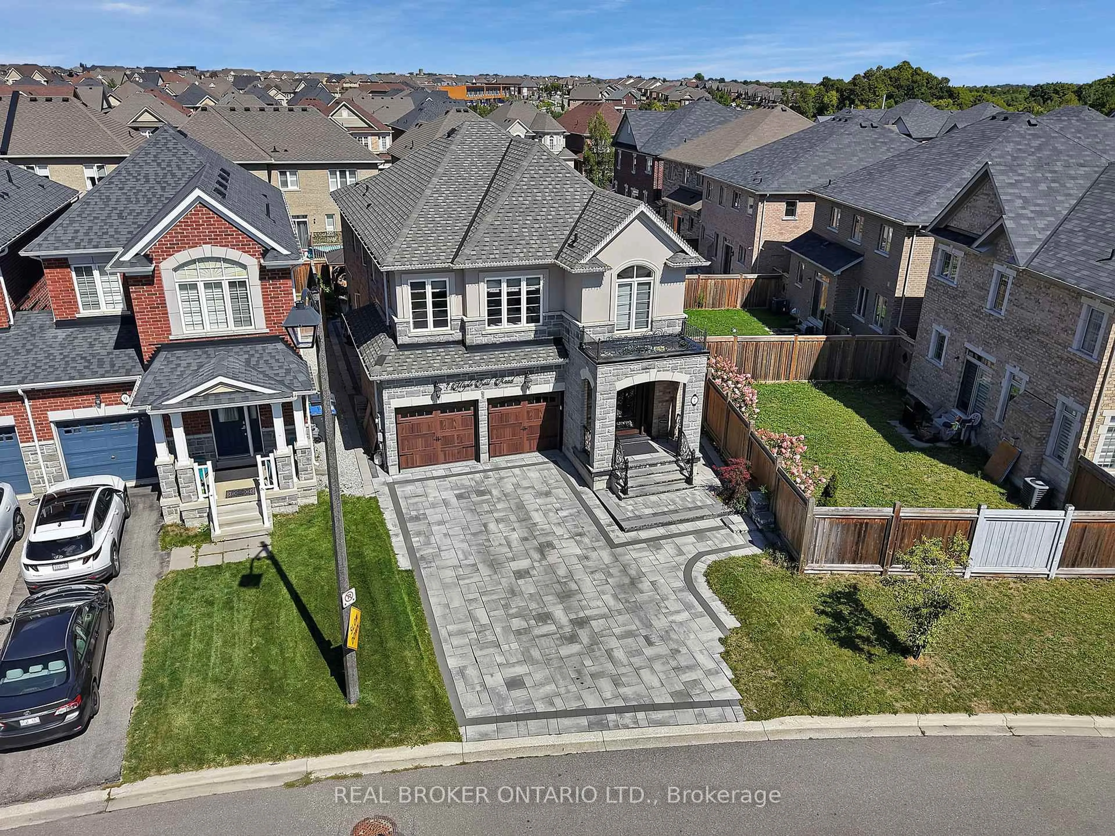 A pic from outside/outdoor area/front of a property/back of a property/a pic from drone, street for 7 Maple Trail Rd, Caledon Ontario L7C 3Z8