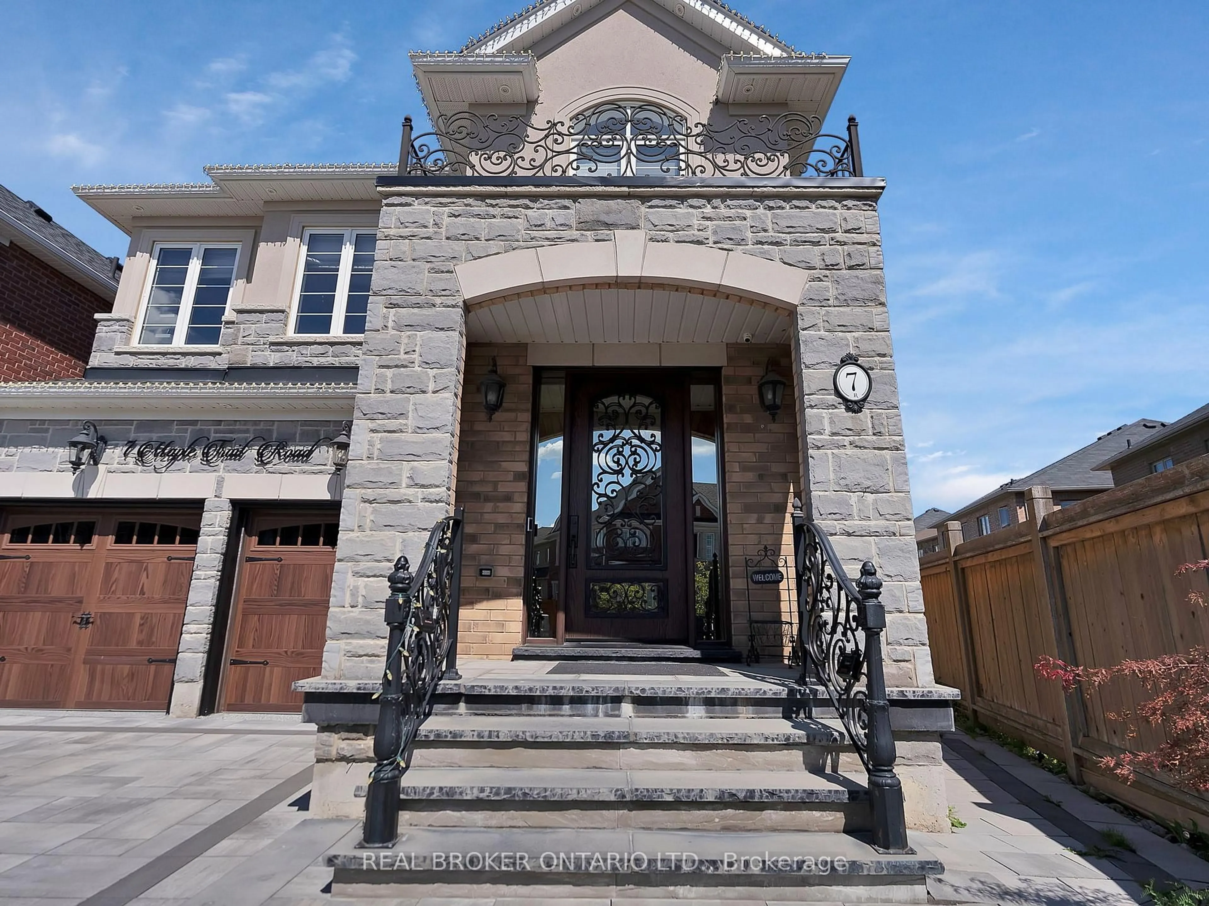 Home with brick exterior material, street for 7 Maple Trail Rd, Caledon Ontario L7C 3Z8