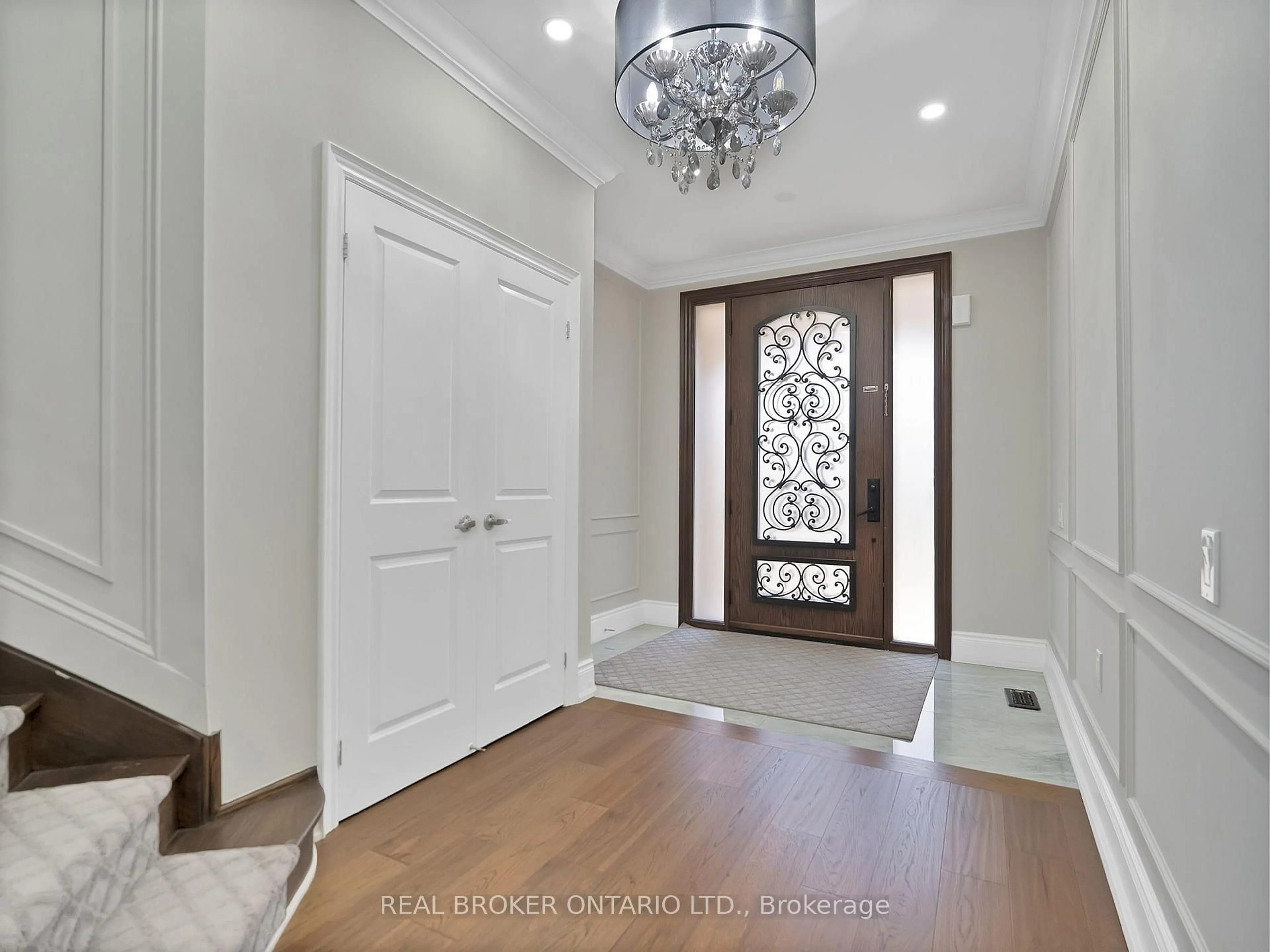 Indoor entryway for 7 Maple Trail Rd, Caledon Ontario L7C 3Z8