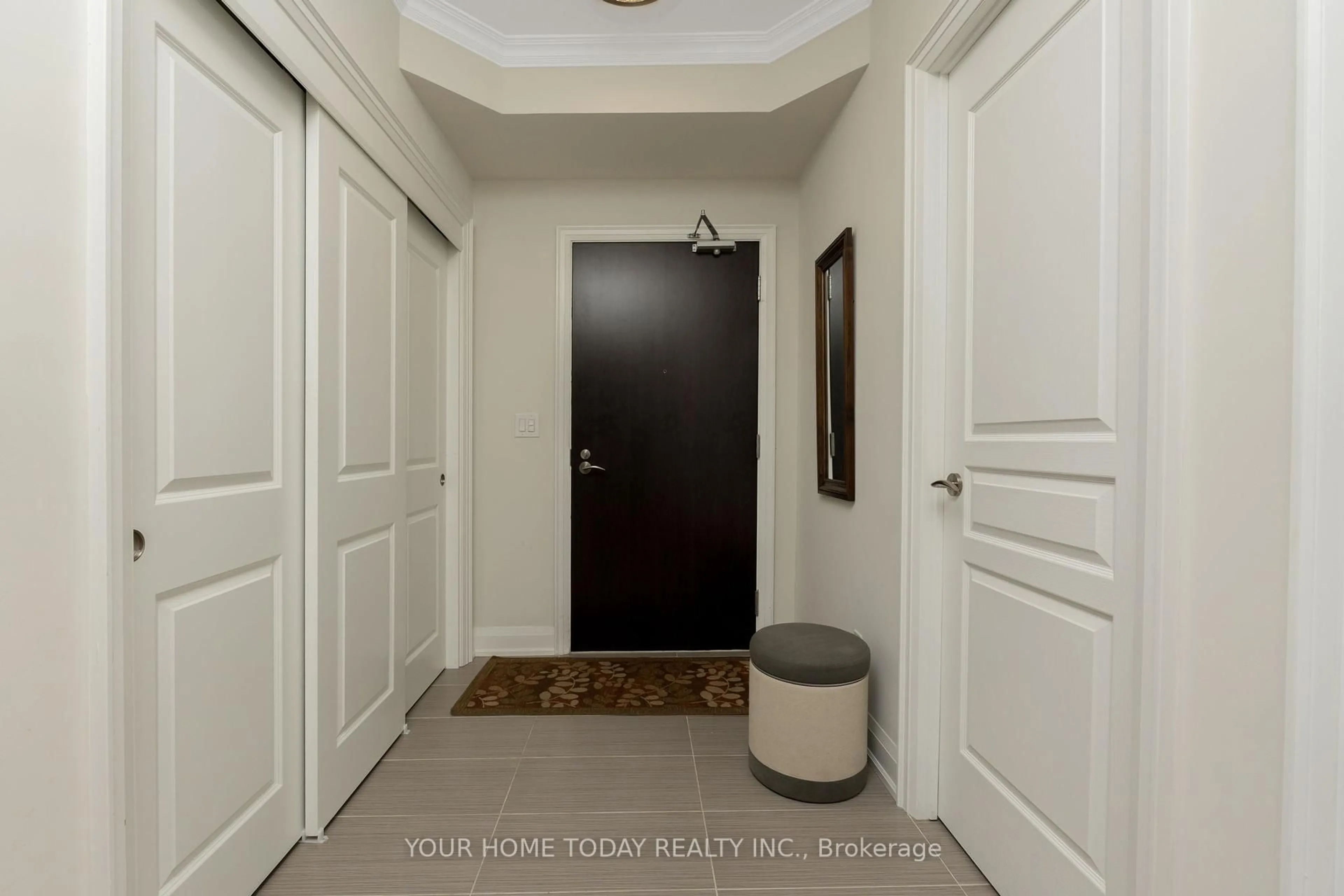 Indoor entryway for 50 Hall Rd #1001, Halton Hills Ontario L7G 0J8