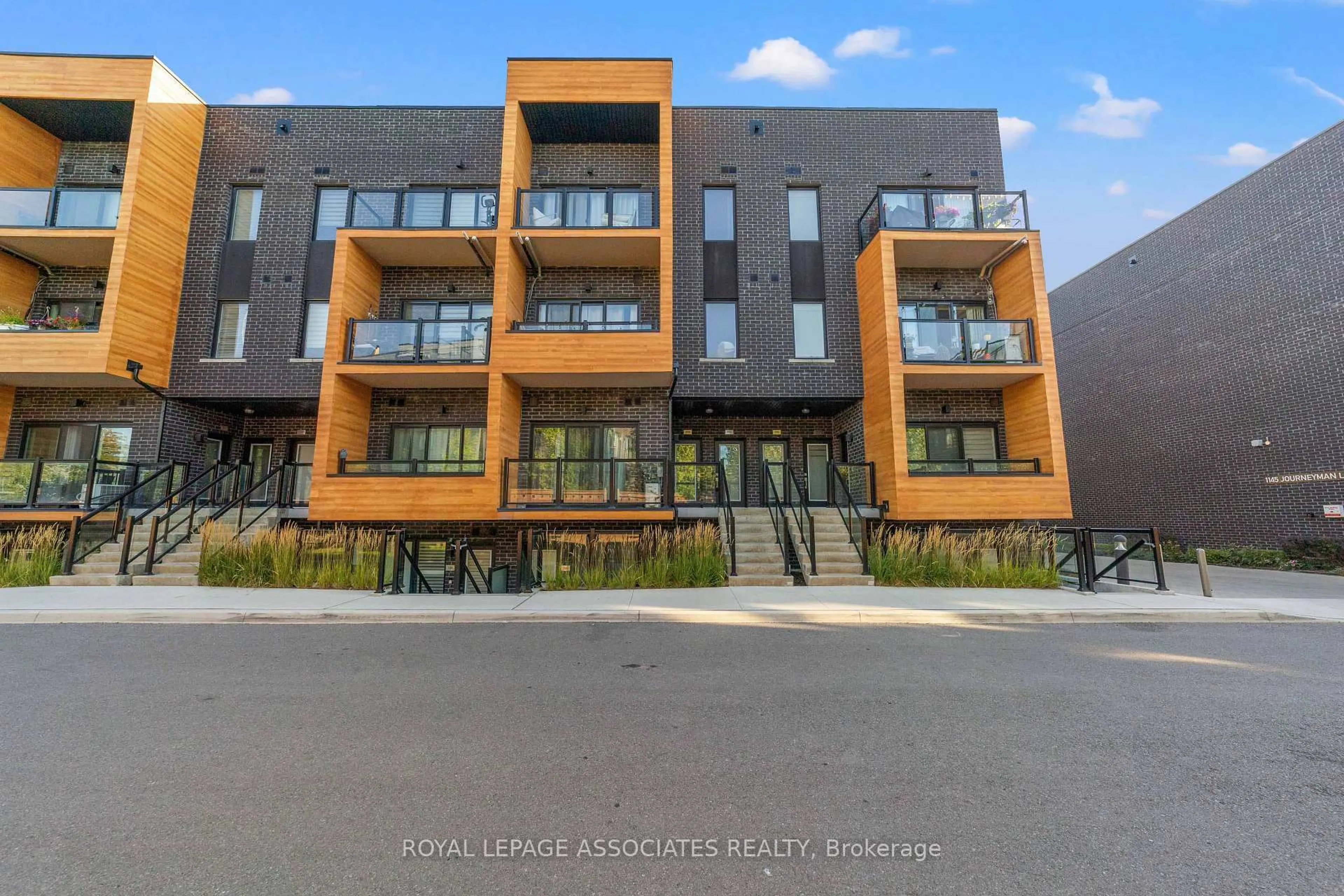 A pic from outside/outdoor area/front of a property/back of a property/a pic from drone, building for 1165 Journeyman Lane #213, Mississauga Ontario L5J 0B6
