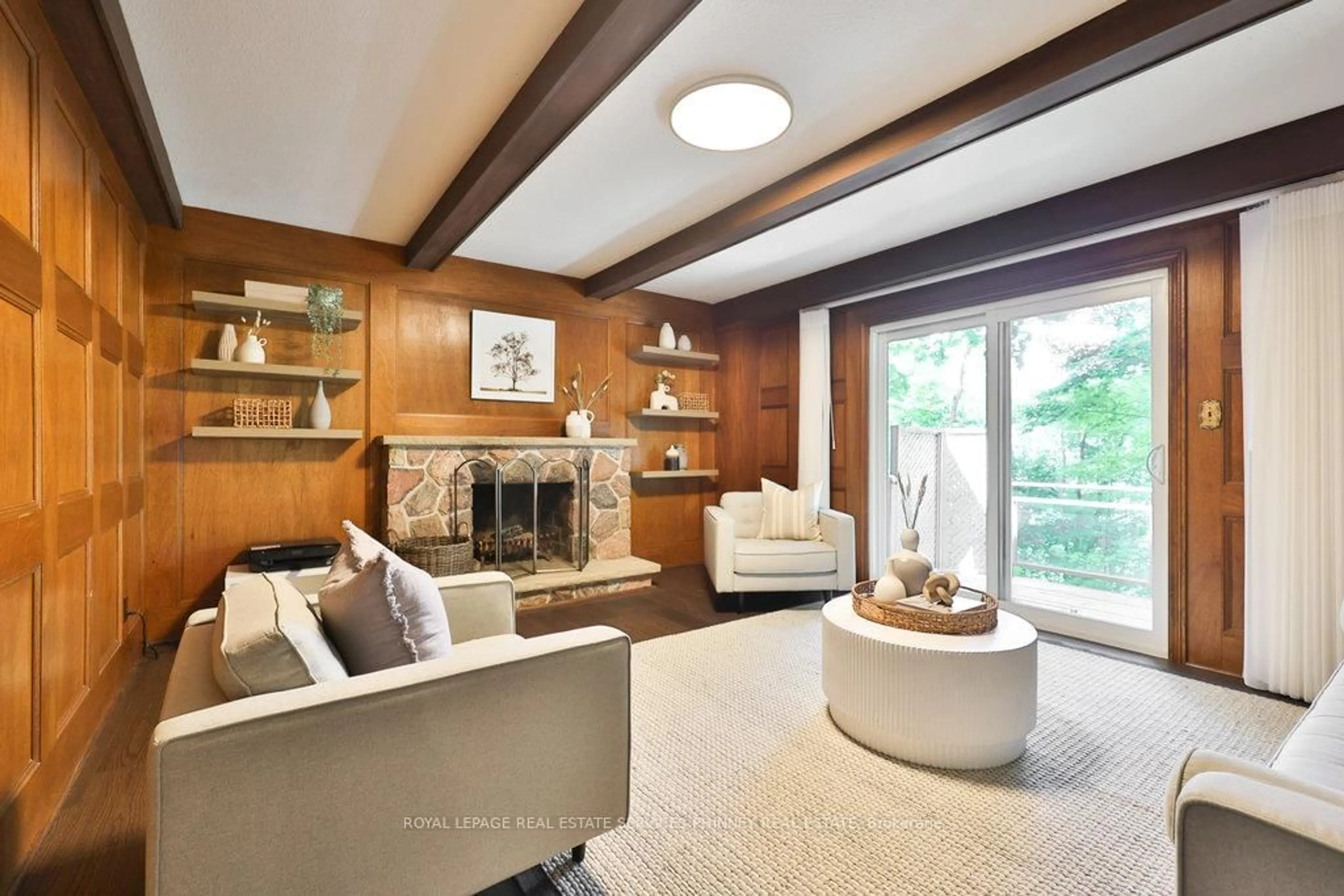 Living room with furniture, unknown for 1033 Wenleigh Crt, Mississauga Ontario L5H 1M7