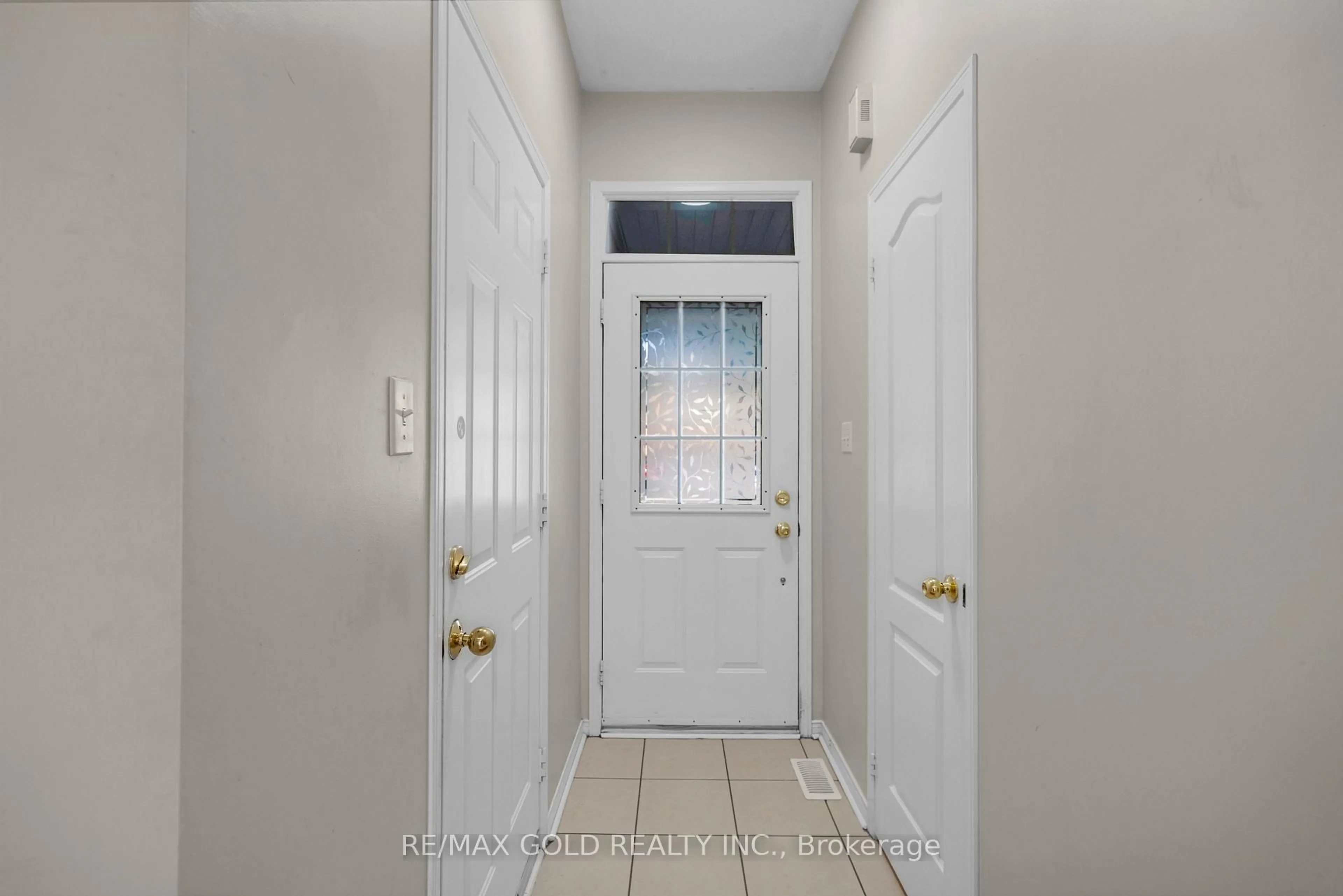 Indoor entryway for 29 Sand Cherry Cres, Brampton Ontario L6R 3A9