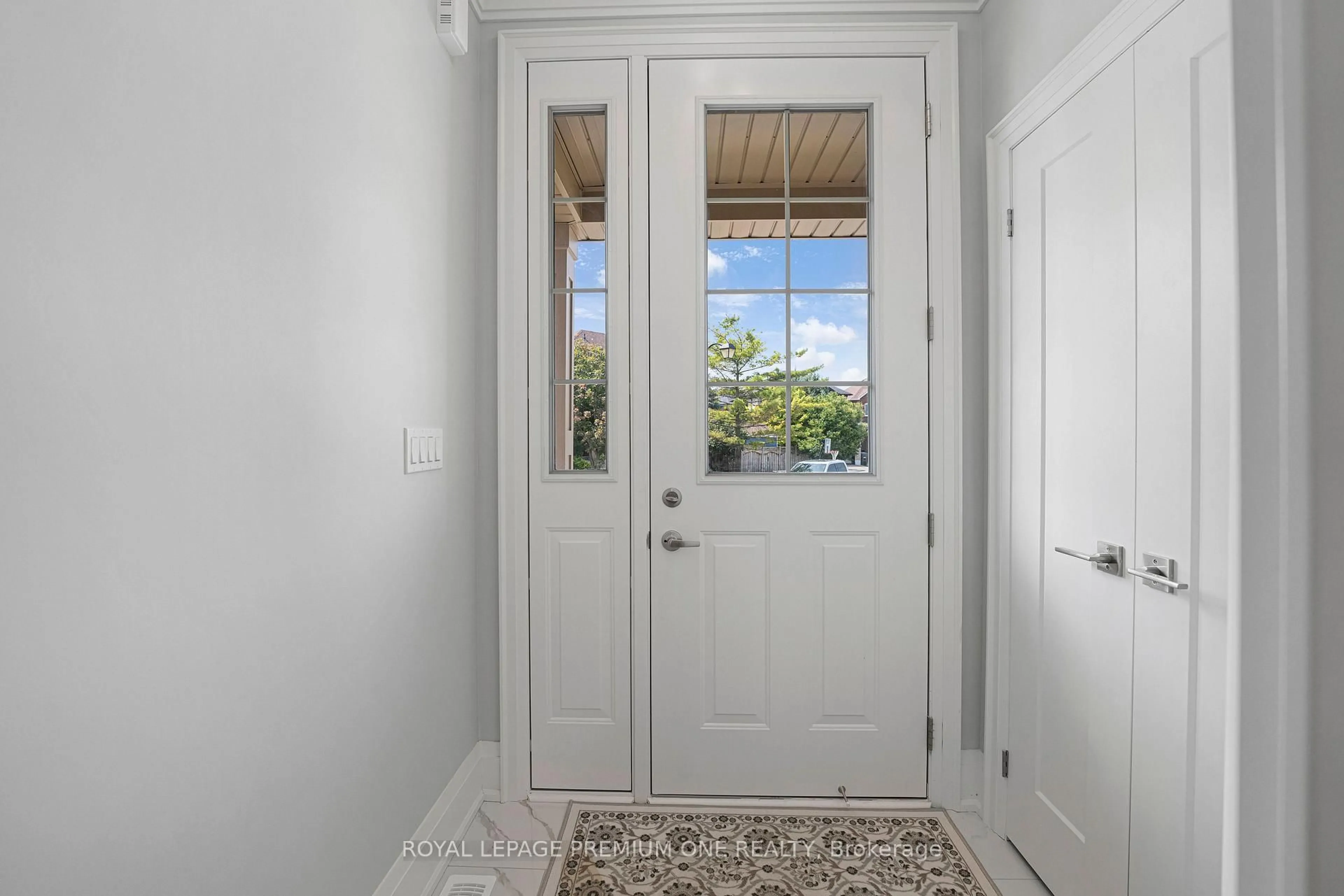 Indoor entryway for 12 Jack Kenny Crt, Caledon Ontario L7E 2M5
