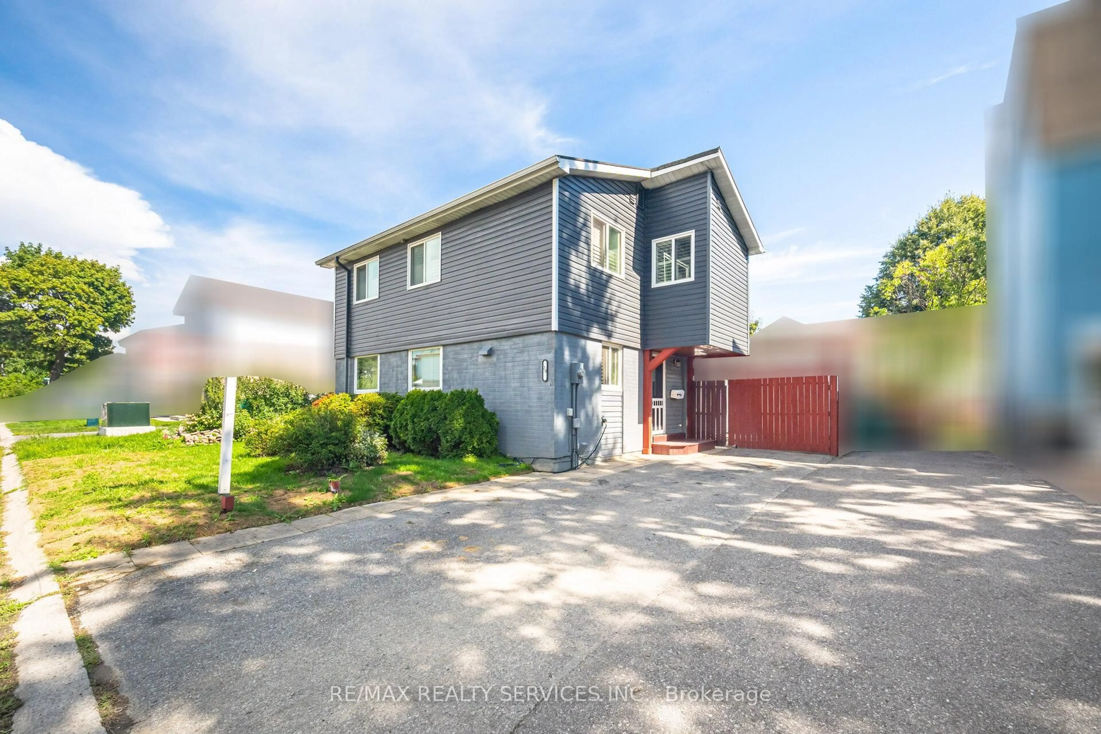 A pic from outside/outdoor area/front of a property/back of a property/a pic from drone, street for 28 Homeland Crt, Brampton Ontario L6S 1R8