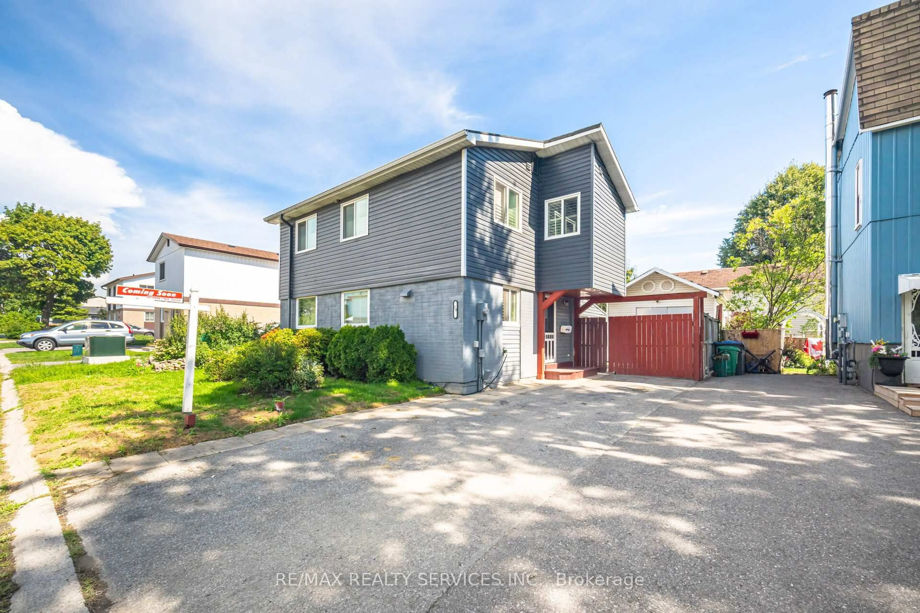 A pic from outside/outdoor area/front of a property/back of a property/a pic from drone, street for 28 Homeland Crt, Brampton Ontario L6S 1R8