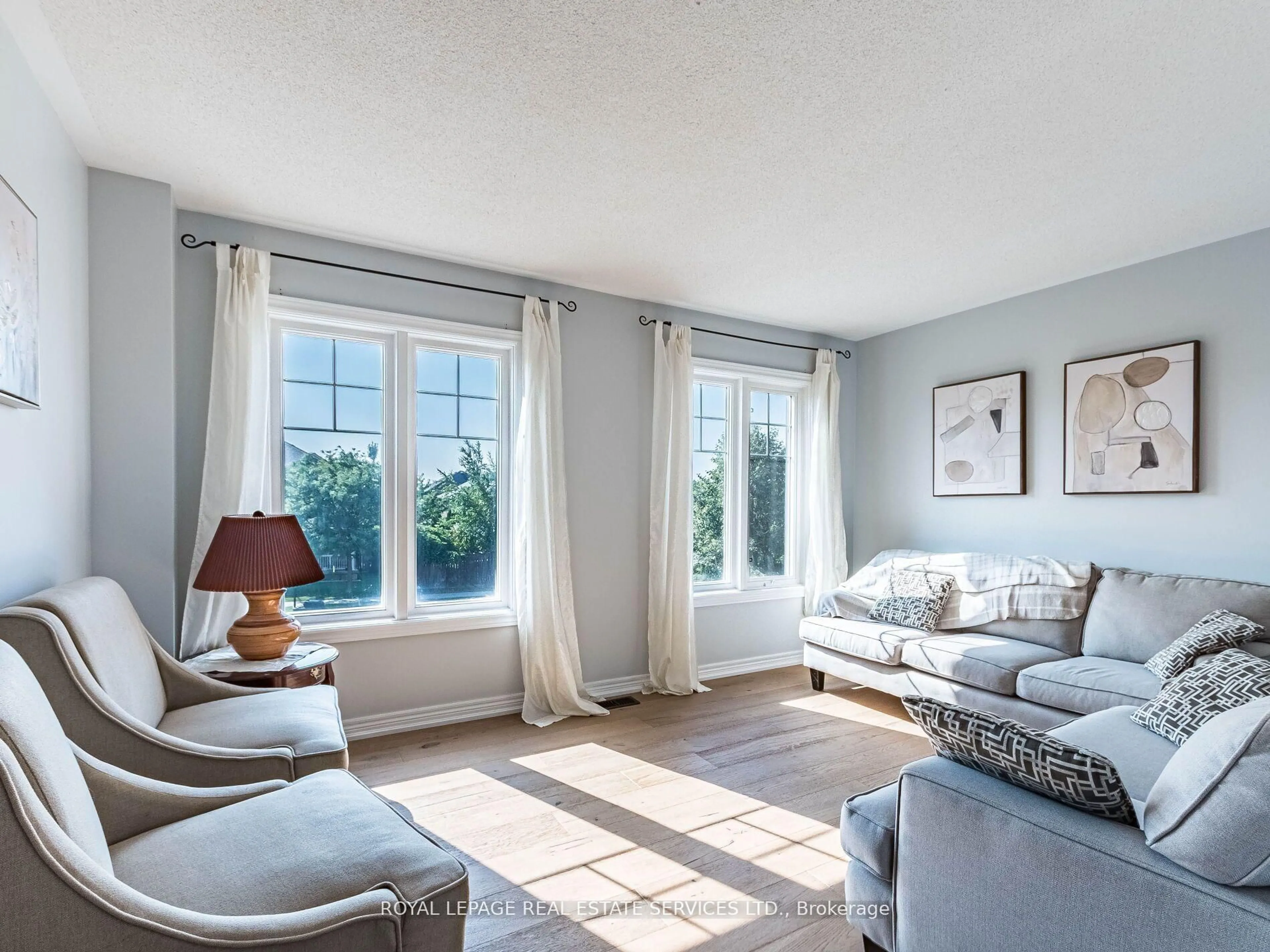 Living room with furniture, unknown for 3087 Highvalley Rd, Oakville Ontario L6M 5H4
