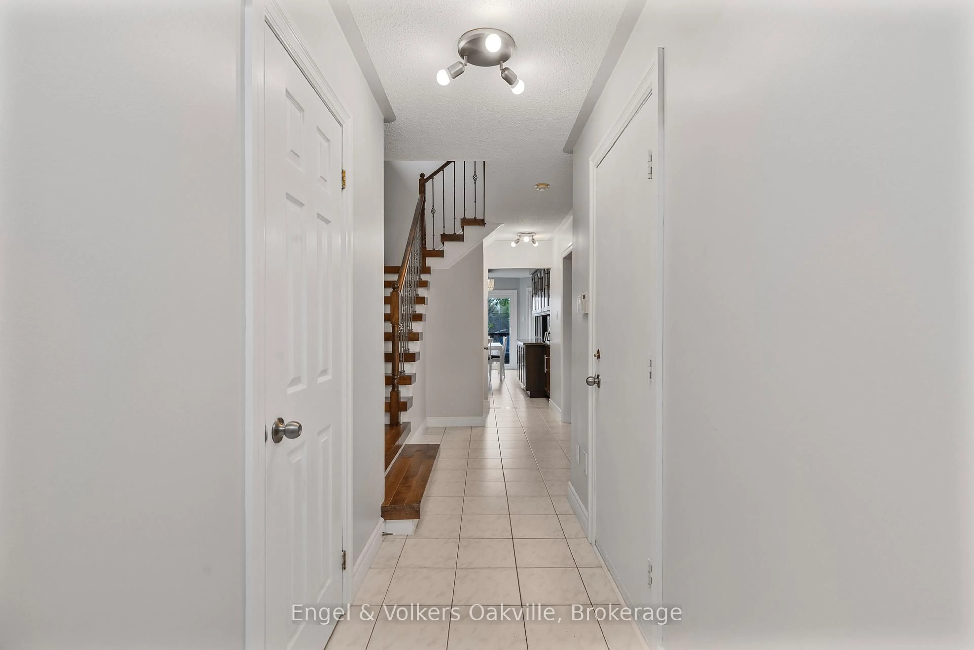 Indoor entryway for 569 Phoebe Cres, Burlington Ontario L7L 6H7