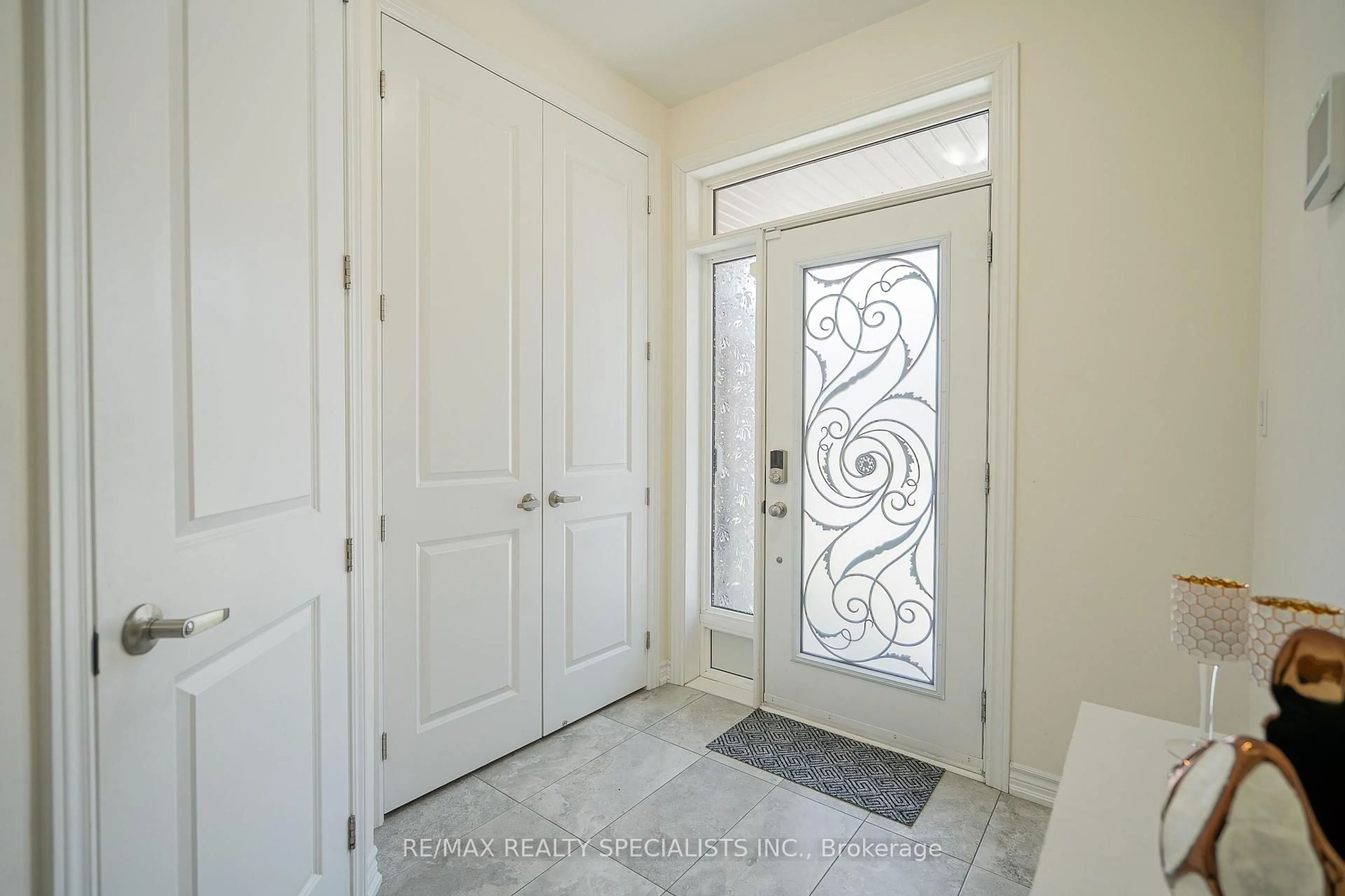 Indoor entryway for 33 Thornvalley Terr, Caledon Ontario L7C 4H9