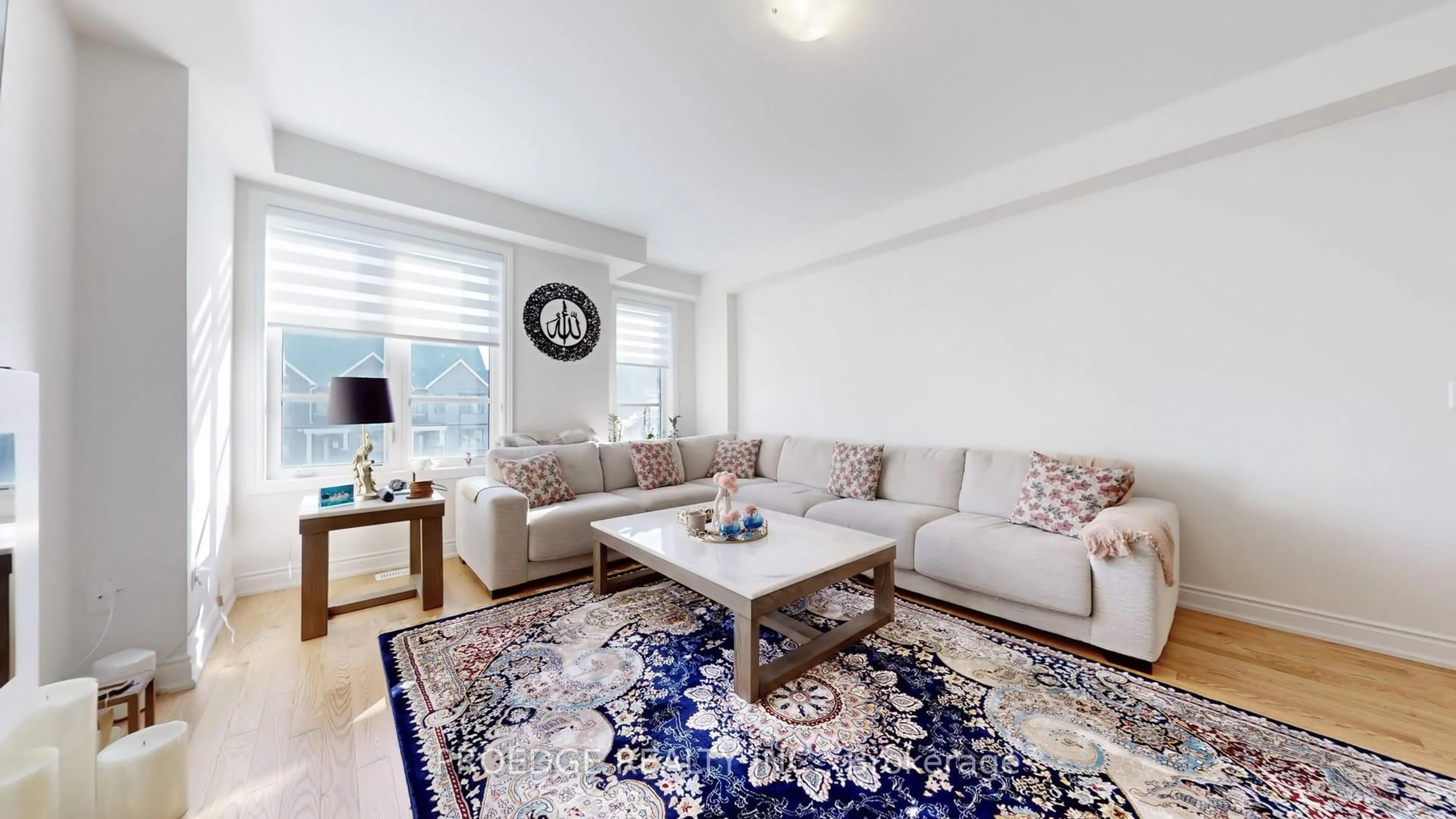 Living room with furniture, unknown for 3227 Sixth Line, Oakville Ontario L6H 0V9