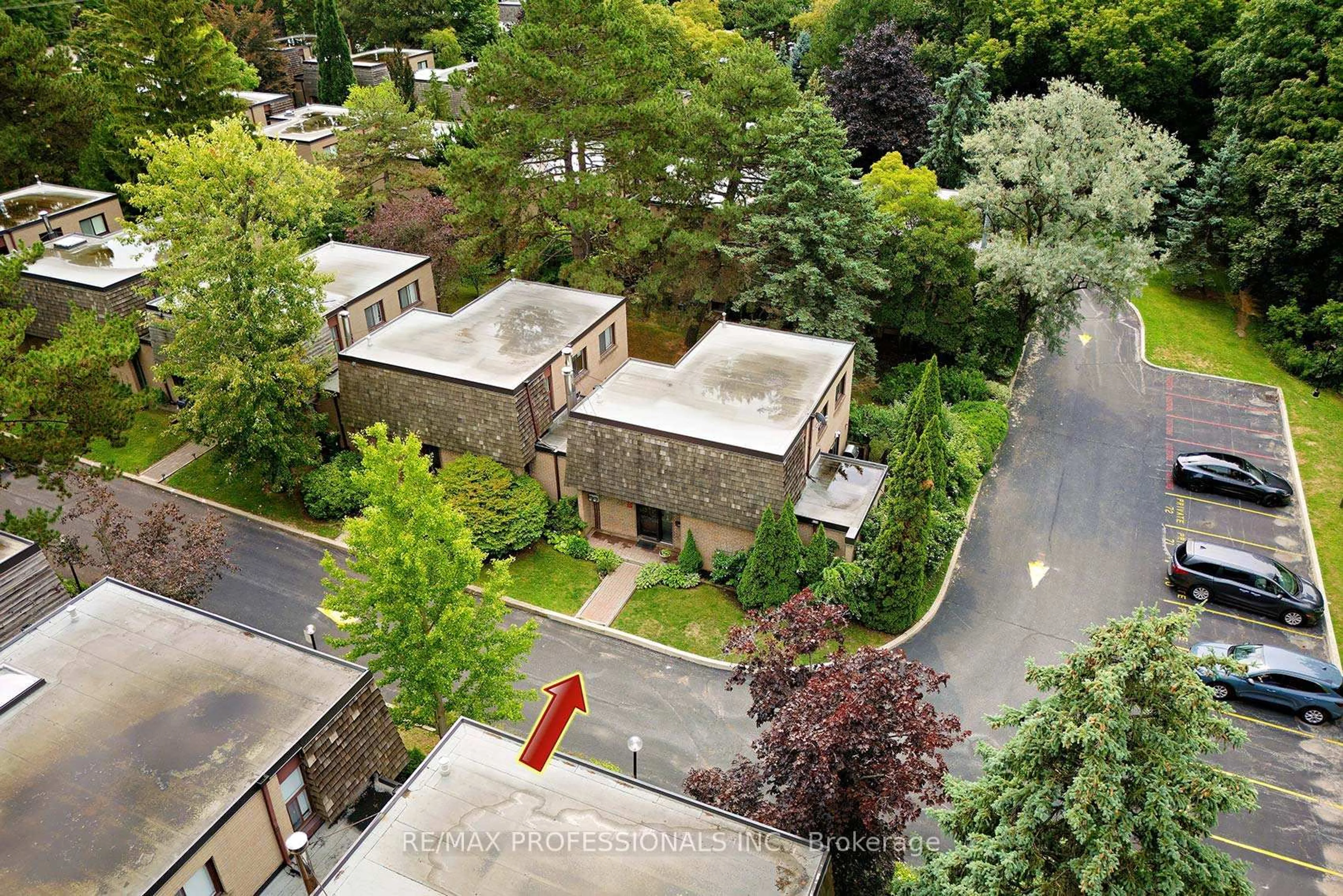 A pic from outside/outdoor area/front of a property/back of a property/a pic from drone, street for 15 Raintree Path, Toronto Ontario M9C 5A9