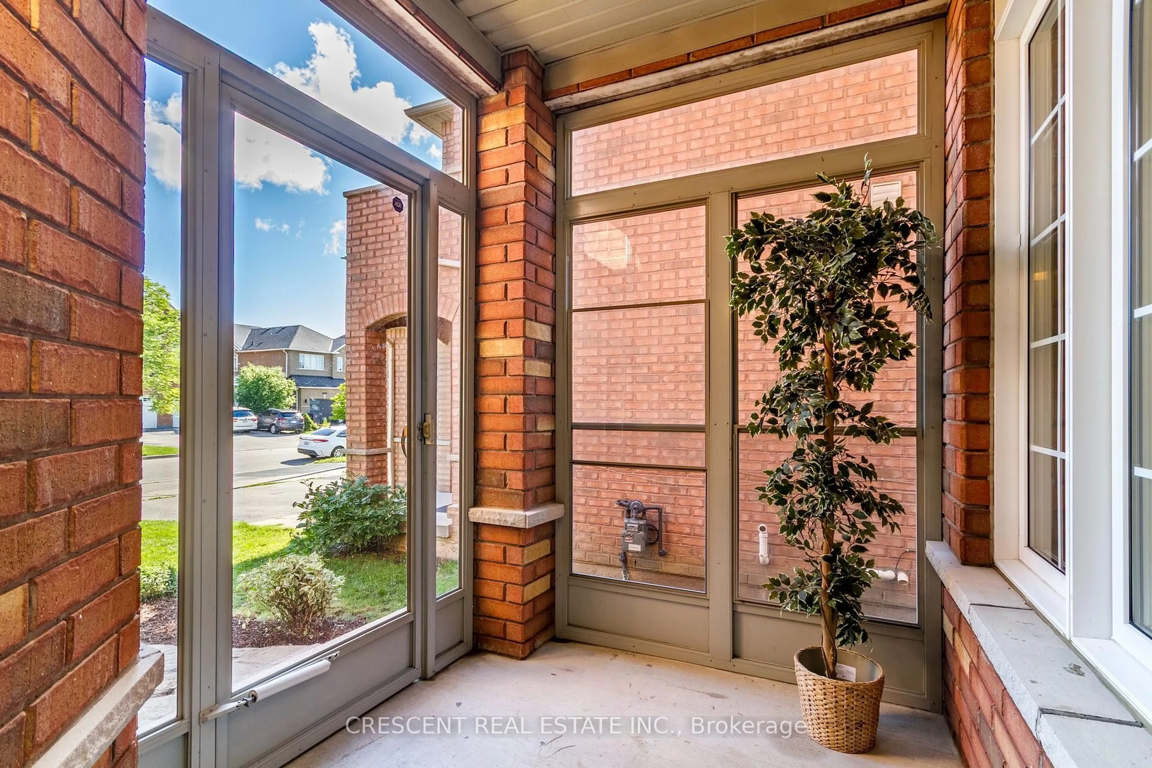 Indoor entryway for 5971 Stonebriar Cres, Mississauga Ontario L5V 2T9