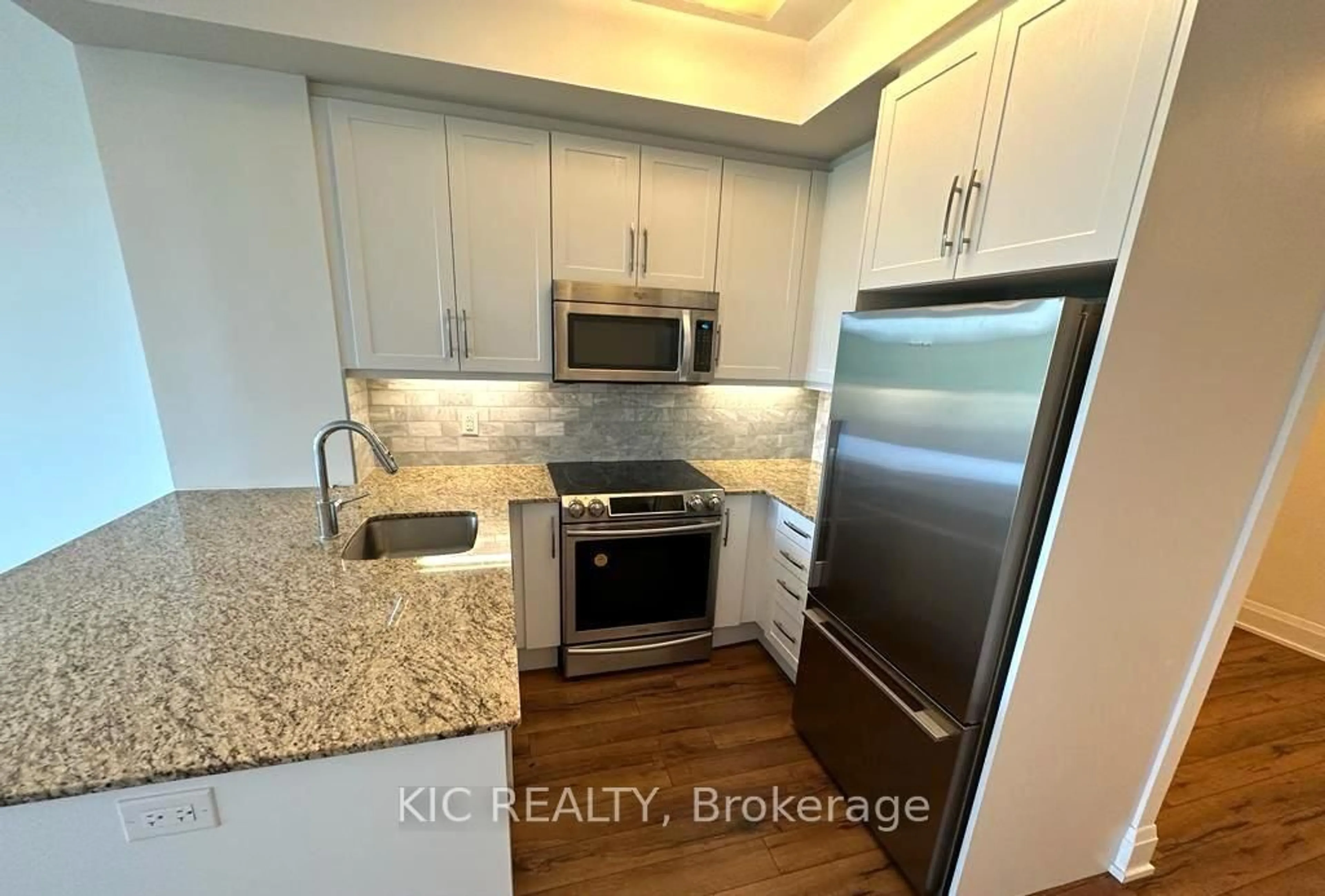 Standard kitchen, unknown for 2 Old Mill Dr #424, Toronto Ontario M6S 0A2