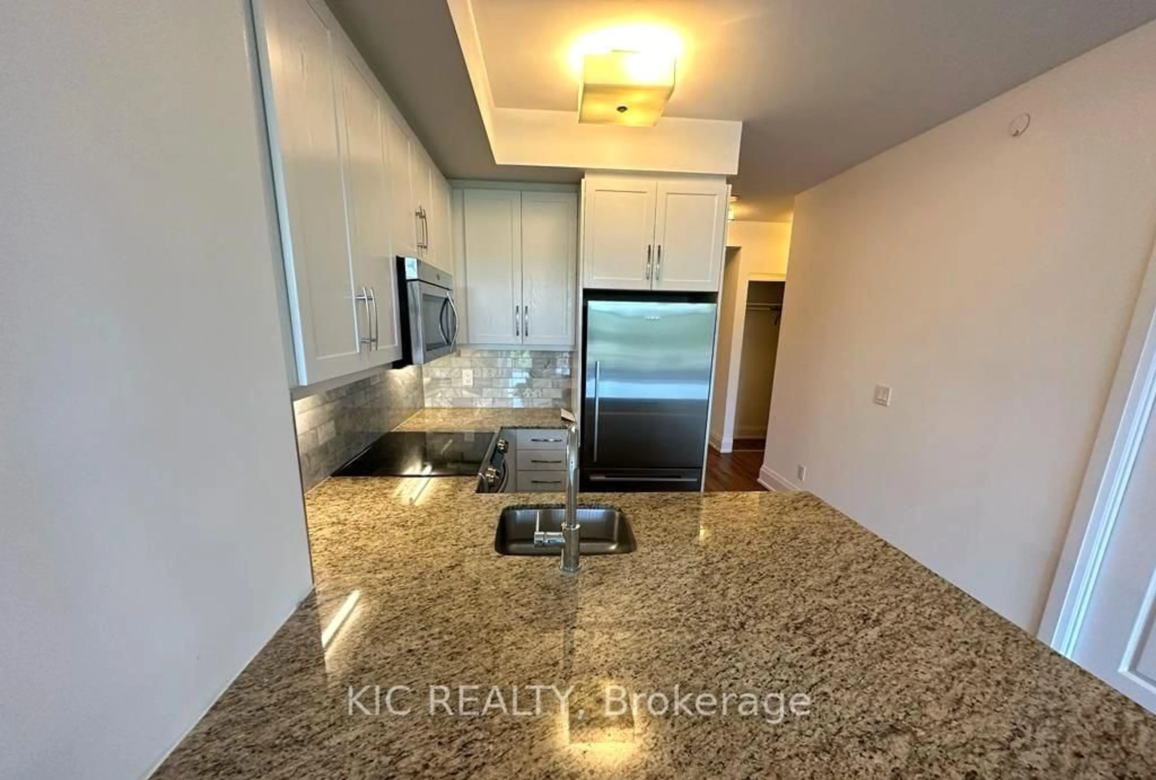 Standard kitchen, ceramic/tile floor for 2 Old Mill Dr #424, Toronto Ontario M6S 0A2