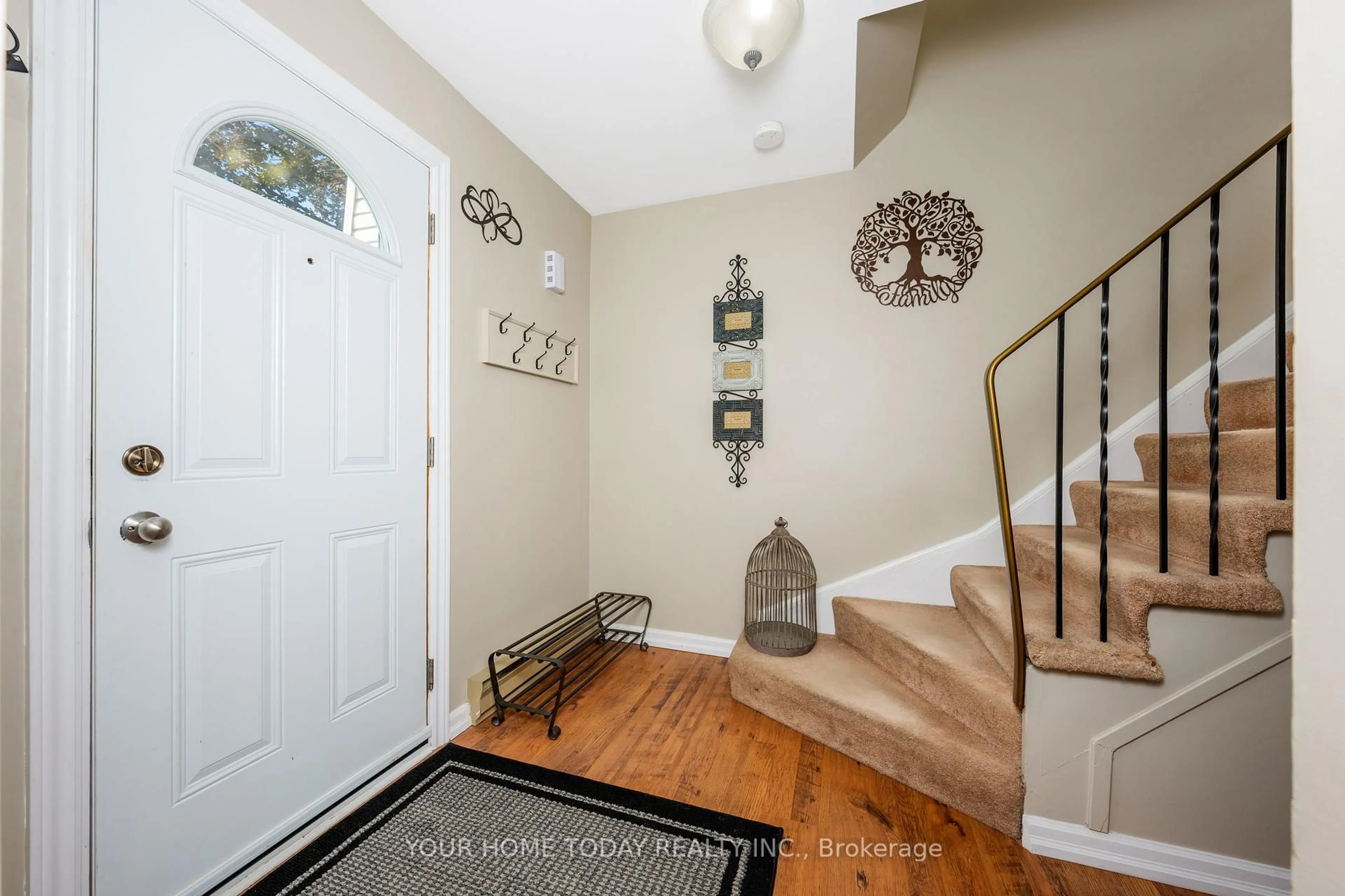 Indoor entryway for 46 Mountainview Rd #29, Halton Hills Ontario L7G 4K5