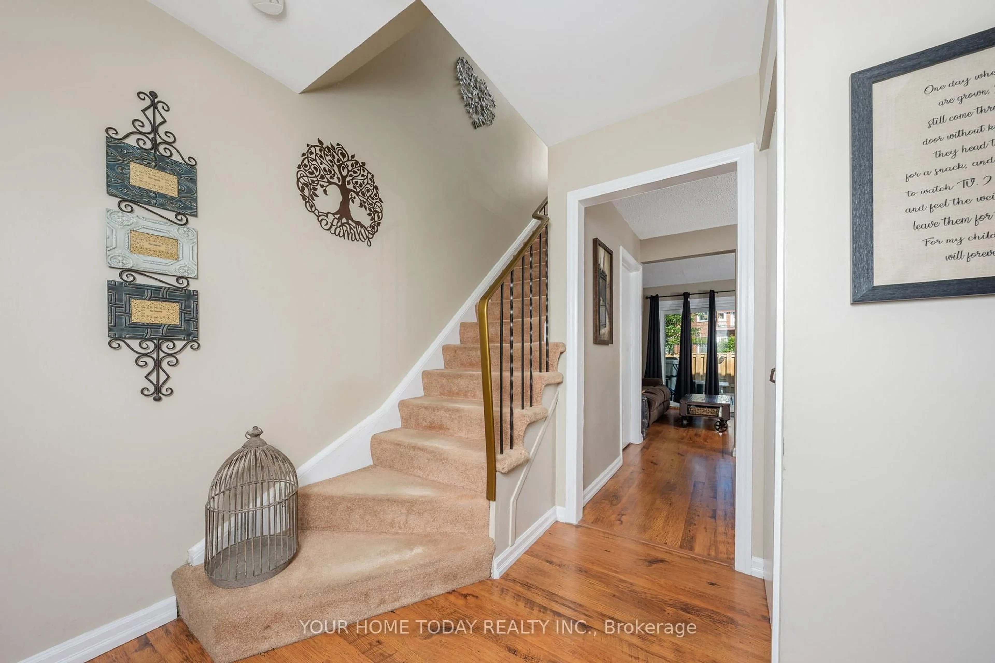 Indoor entryway for 46 Mountainview Rd #29, Halton Hills Ontario L7G 4K5