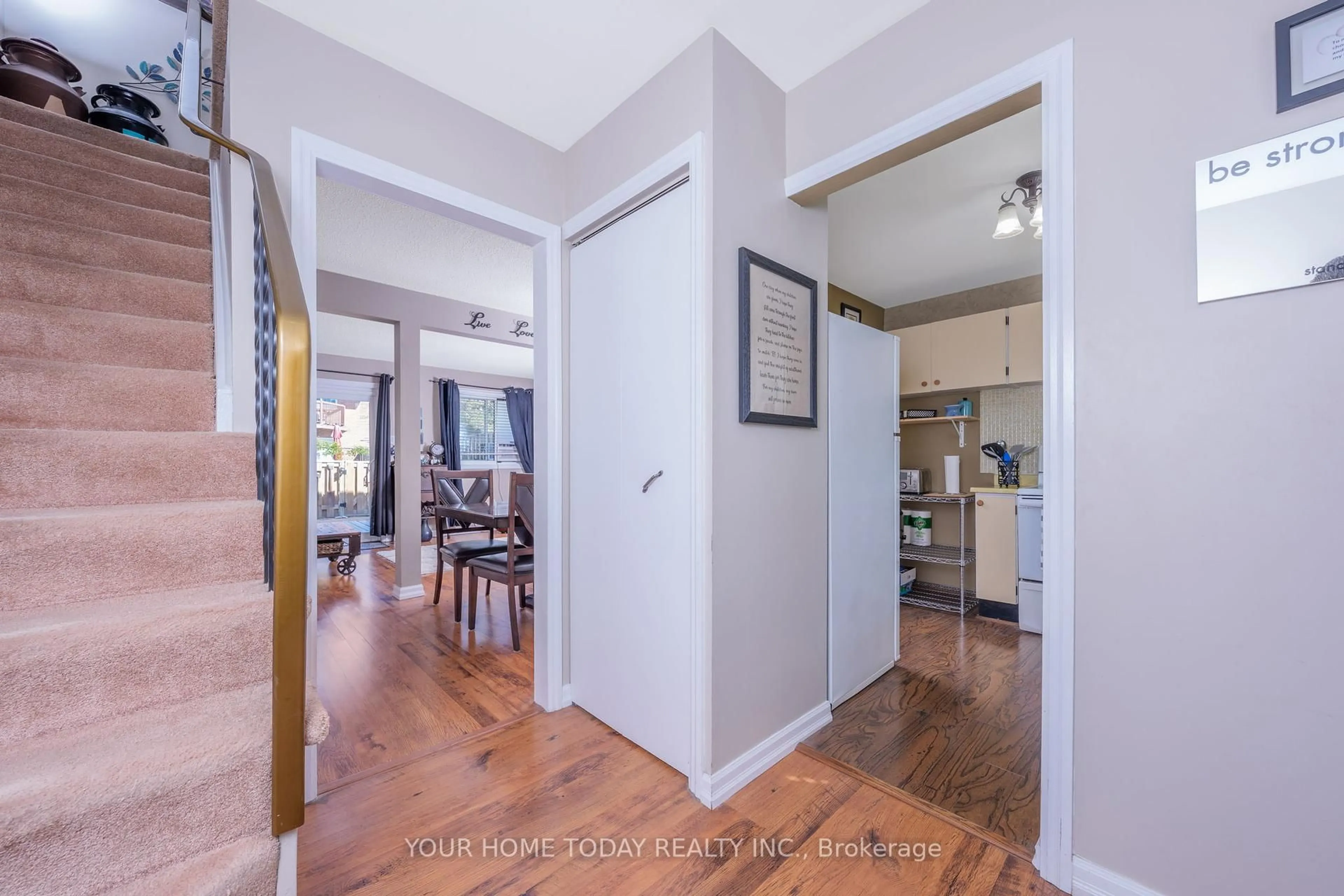 Indoor entryway for 46 Mountainview Rd #29, Halton Hills Ontario L7G 4K5