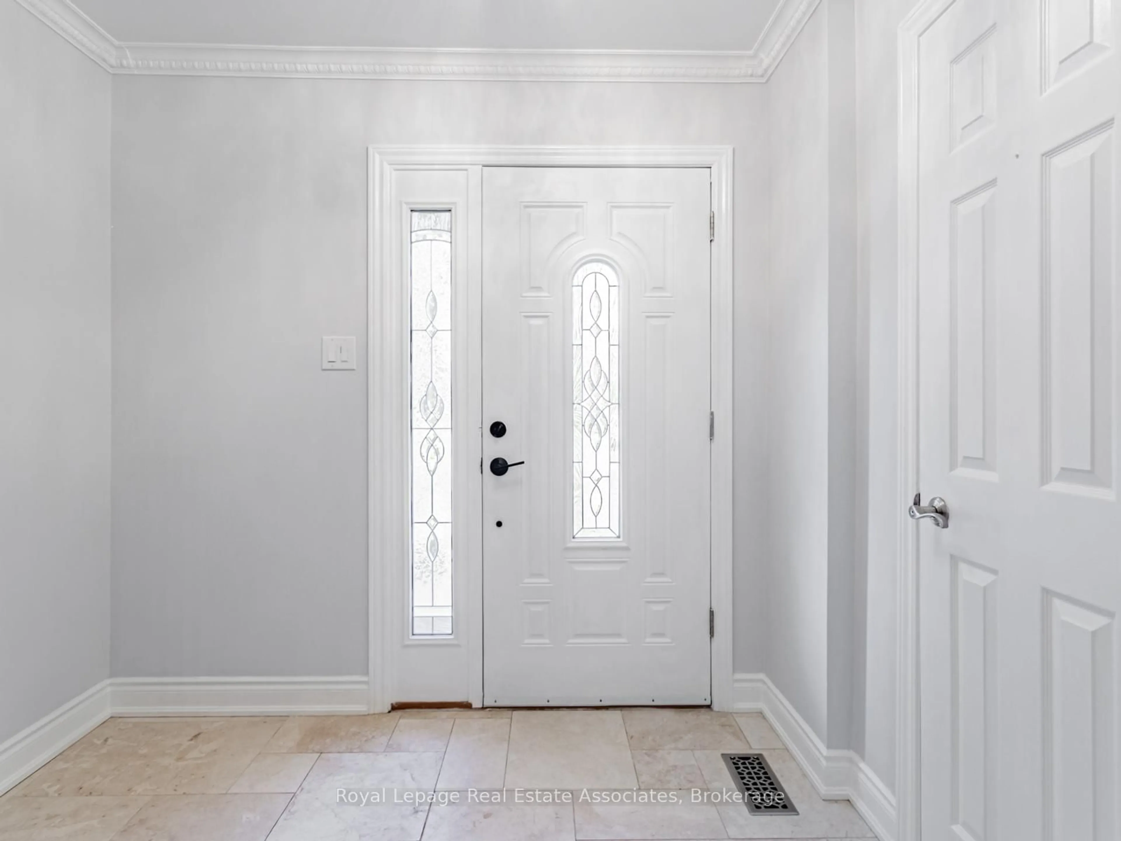 Indoor entryway for 35 Glenmanor Dr, Brampton Ontario L6Z 3Z1