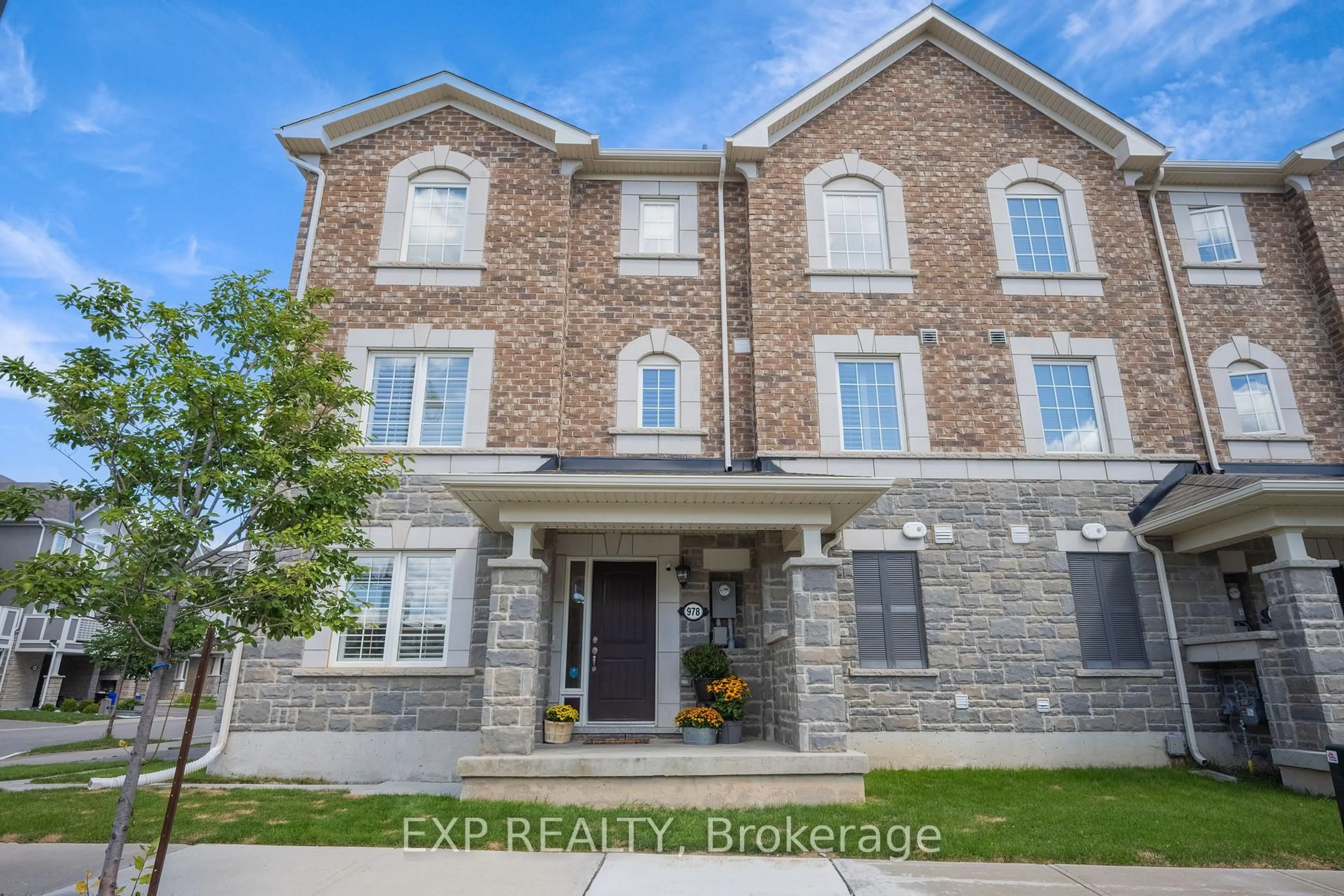 Home with brick exterior material, building for 978 Alder Gate, Milton Ontario L9E 1R6