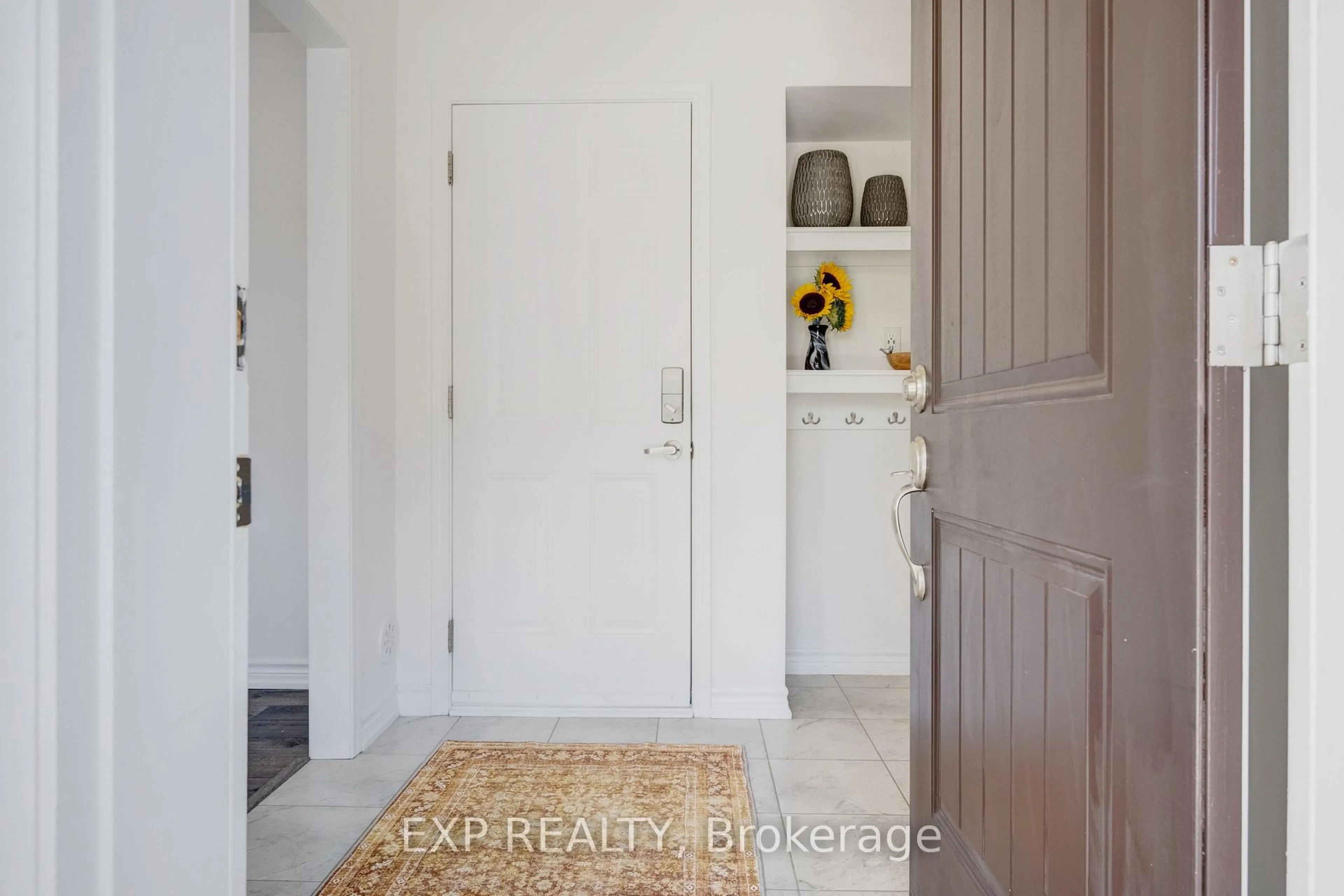 Indoor entryway for 978 Alder Gate, Milton Ontario L9E 1R6