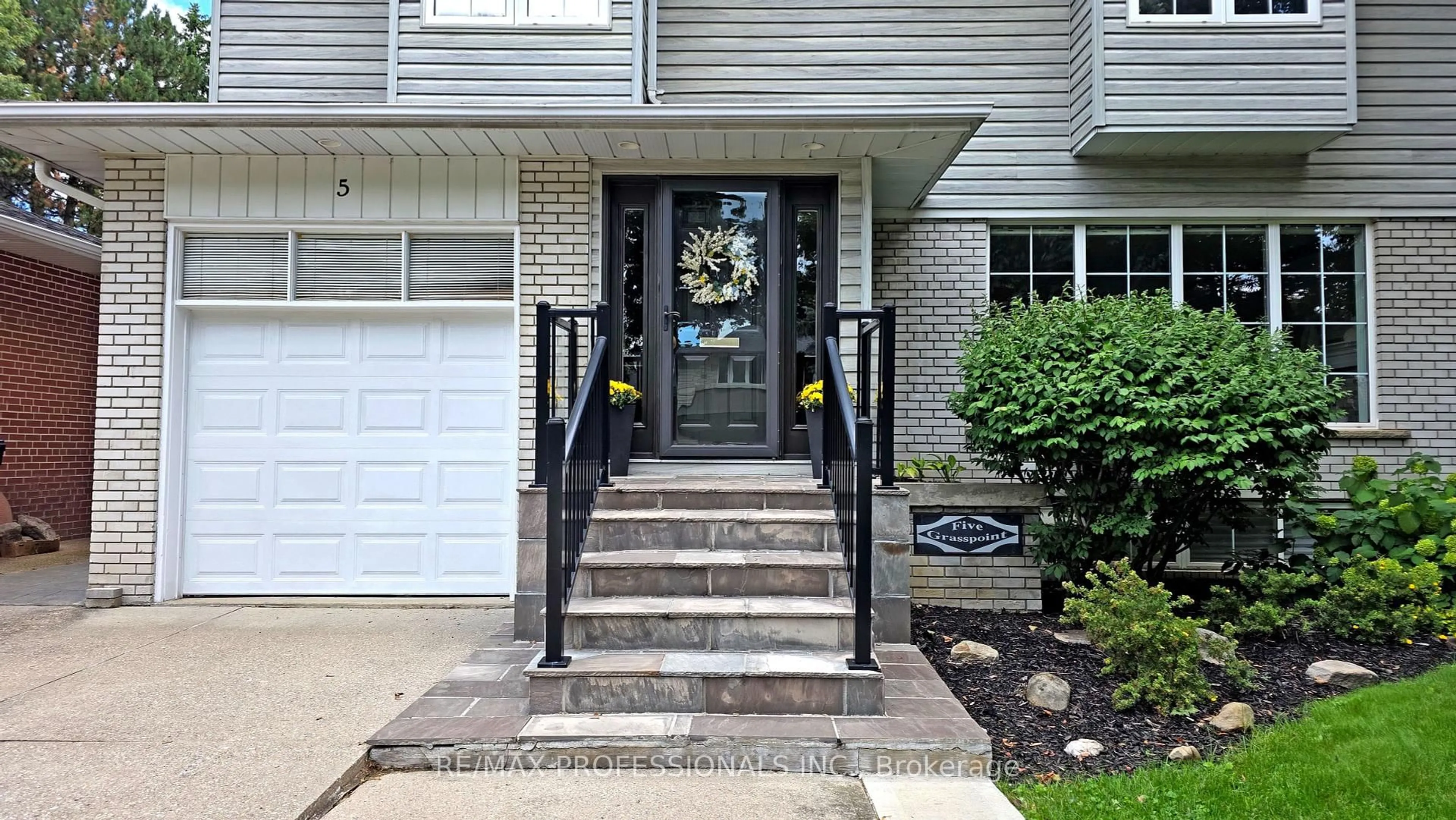 Indoor entryway for 5 Grasspoint Cres, Toronto Ontario M9C 2T9