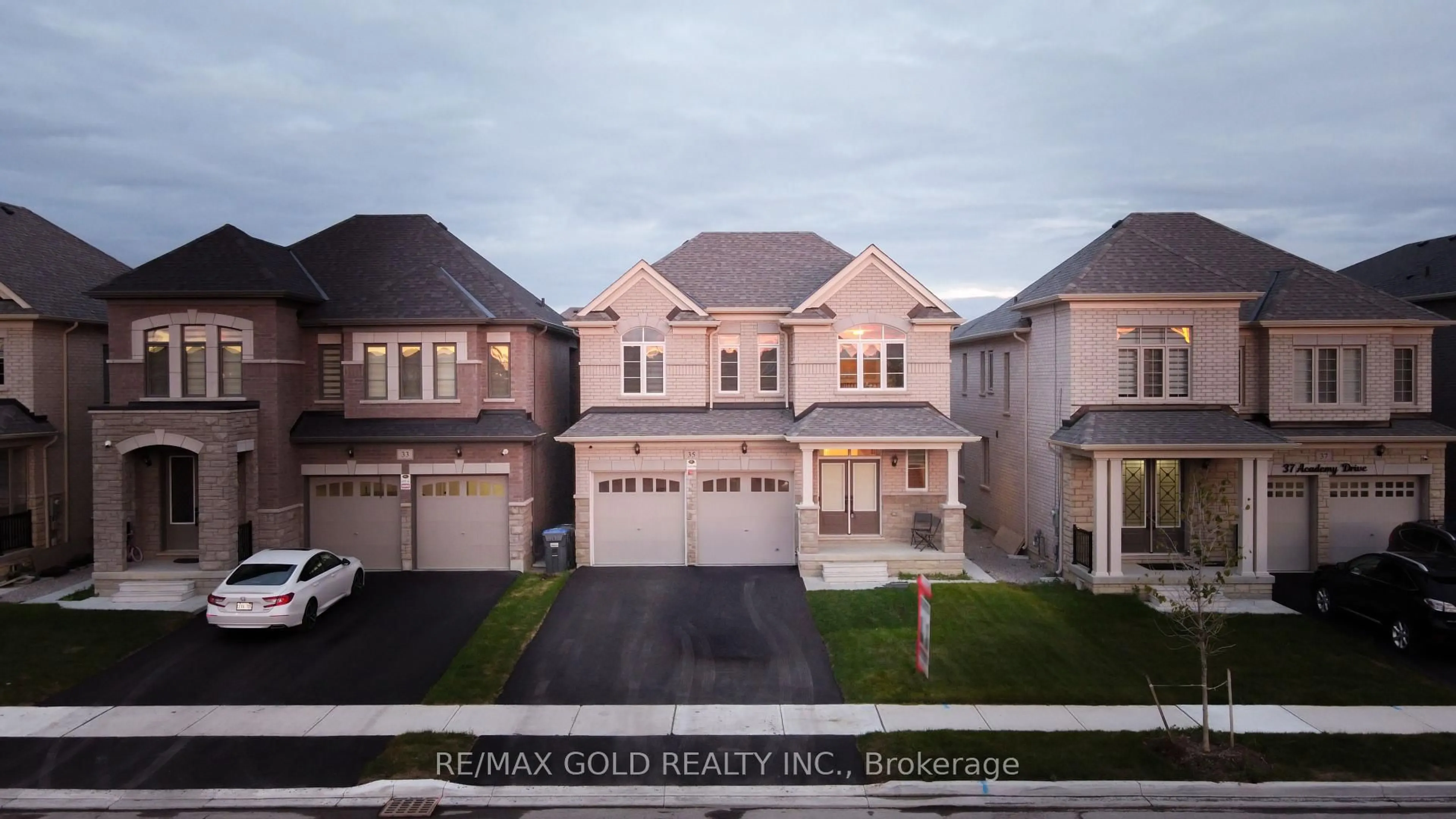 A pic from outside/outdoor area/front of a property/back of a property/a pic from drone, street for 35 Academy Dr, Brampton Ontario L6P 3C9