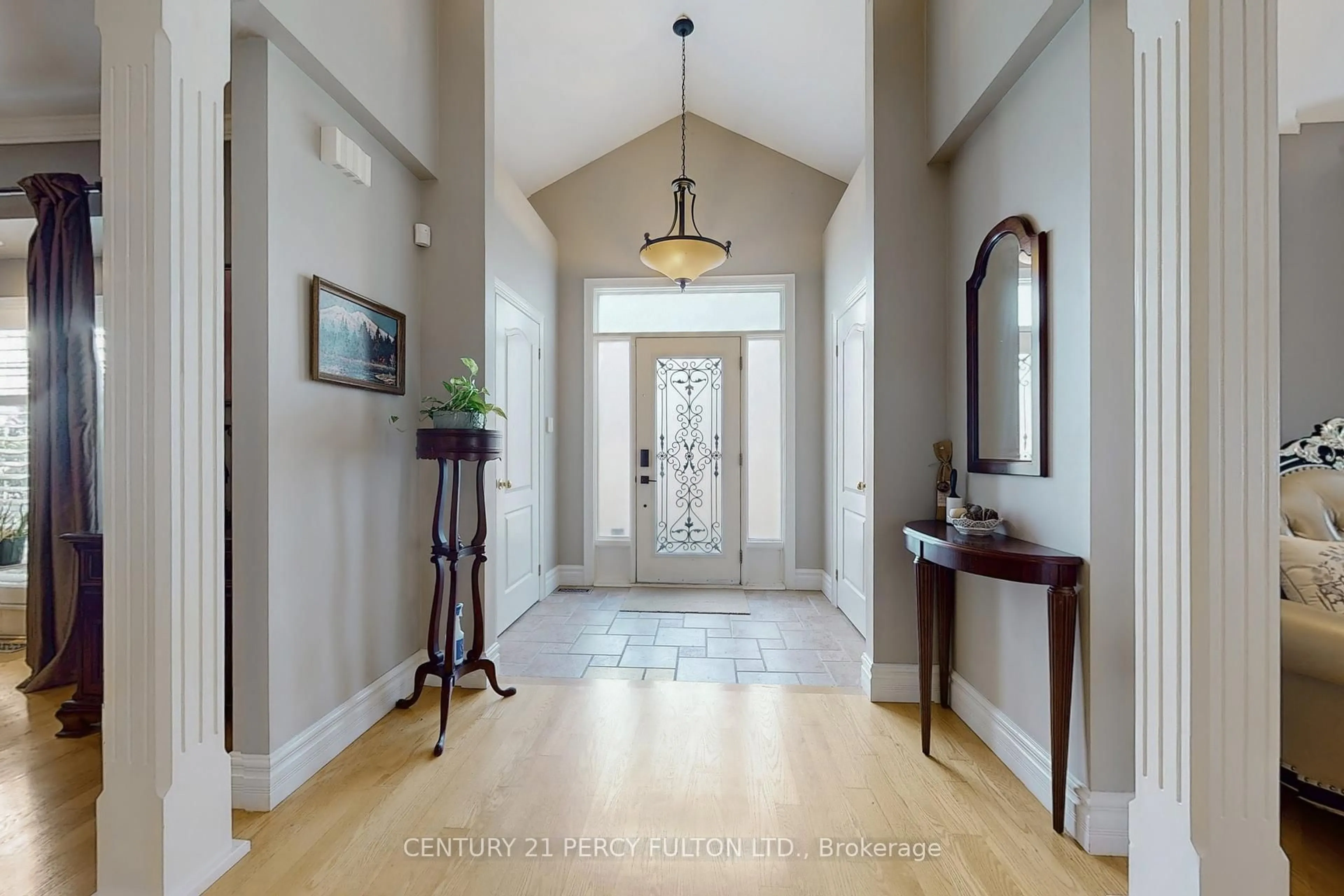 Indoor foyer for 1832 Chesbro Crt, Mississauga Ontario L5H 4H2