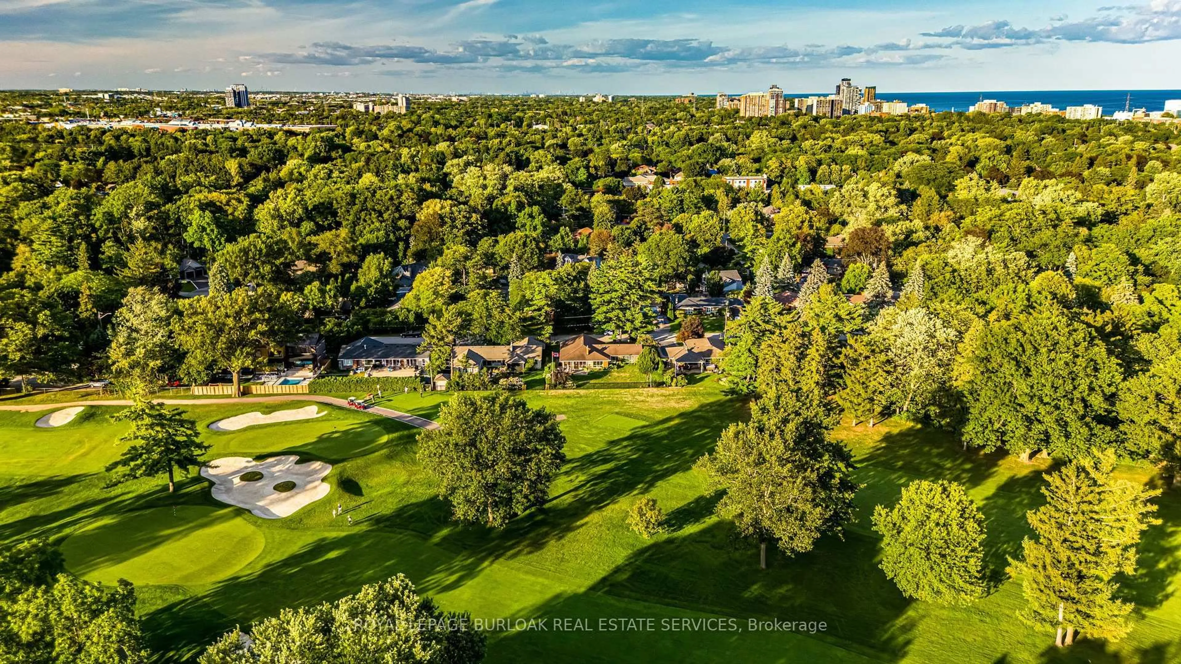 A pic from outside/outdoor area/front of a property/back of a property/a pic from drone, unknown for 724 Kingsway Dr, Burlington Ontario L7T 3H4