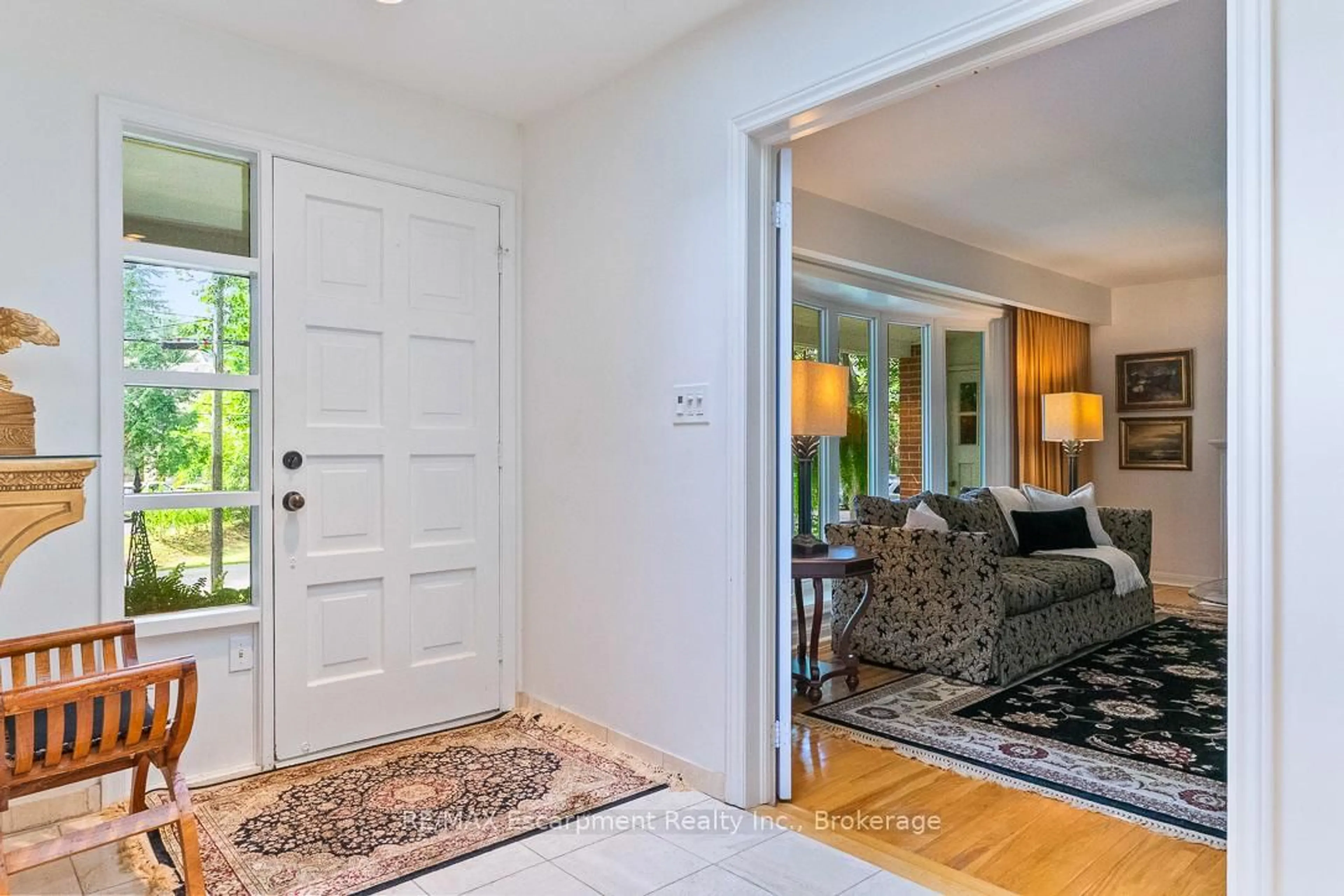 Indoor entryway for 1373 Queen Victoria Ave, Mississauga Ontario L5H 3H2