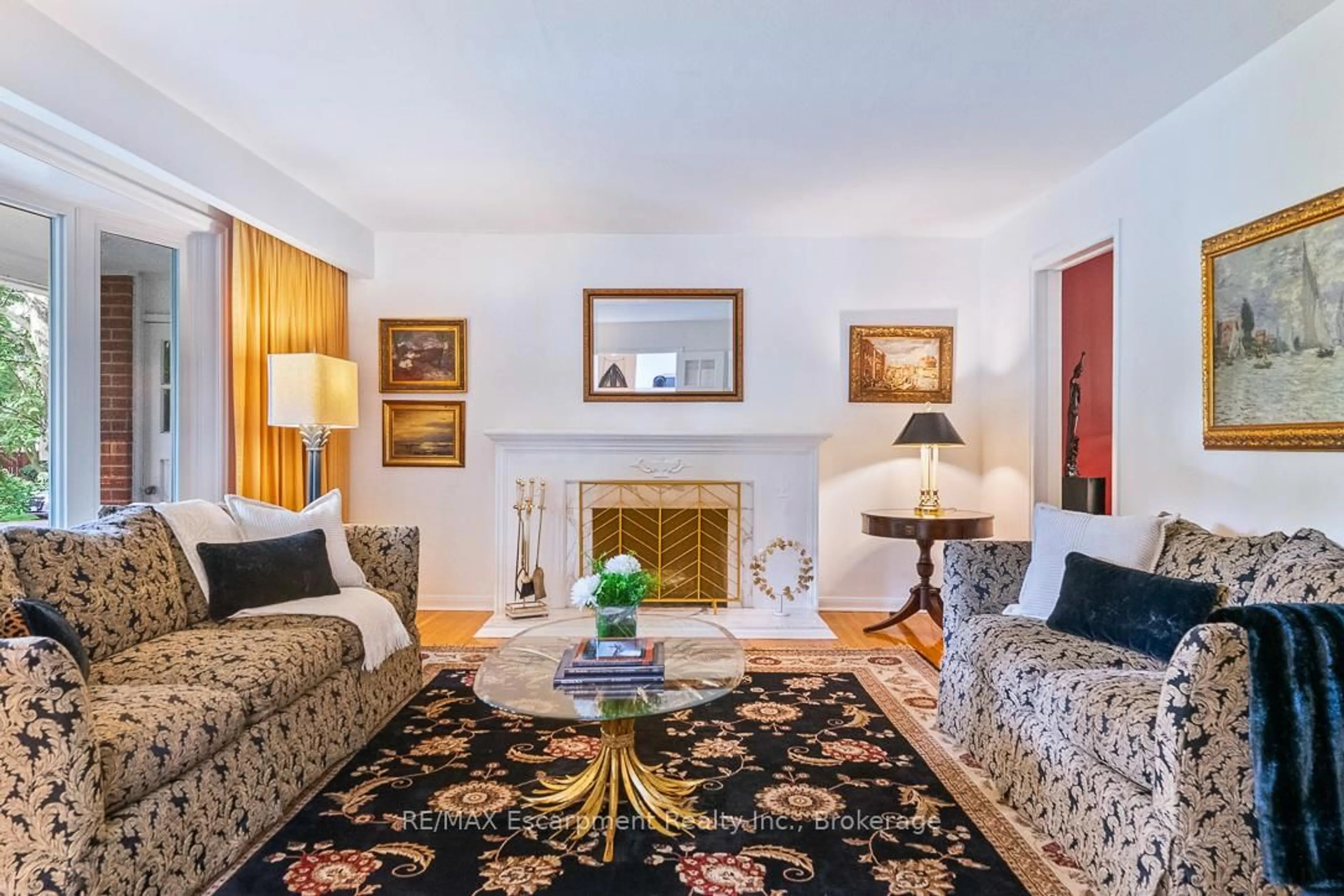 Living room with furniture, carpet floor for 1373 Queen Victoria Ave, Mississauga Ontario L5H 3H2