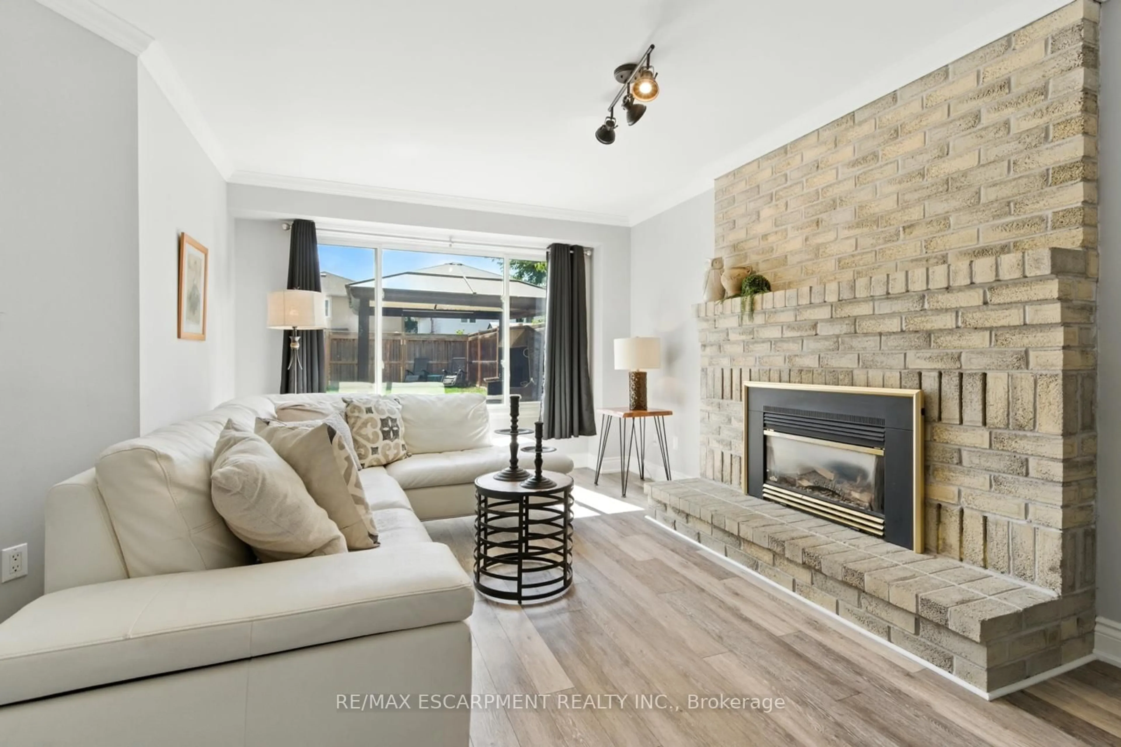 Living room with furniture, unknown for 580 Deerhurst Dr, Burlington Ontario L7L 5W4