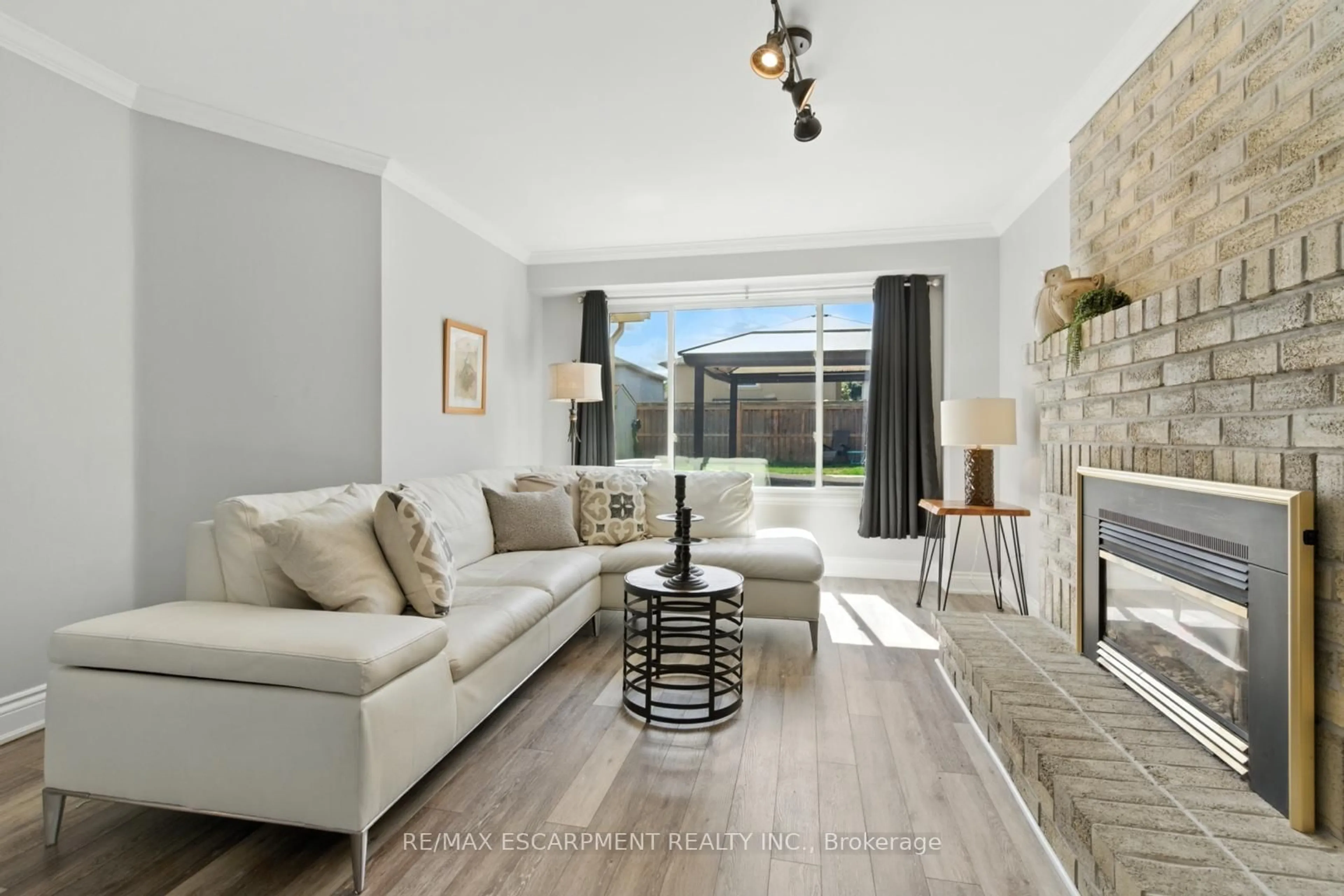 Living room with furniture, unknown for 580 Deerhurst Dr, Burlington Ontario L7L 5W4