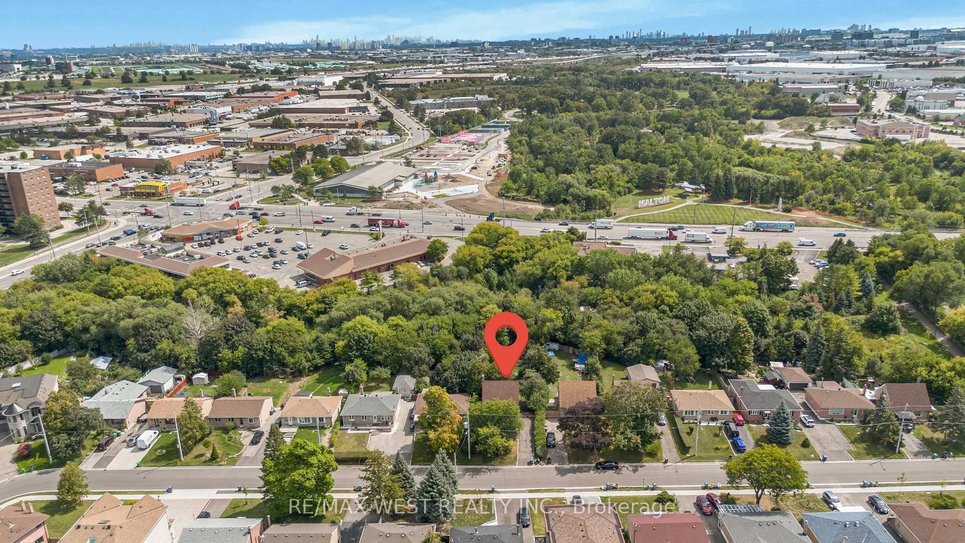 A pic from outside/outdoor area/front of a property/back of a property/a pic from drone, city buildings view from balcony for 6954 Justine Dr, Mississauga Ontario L4T 1M3