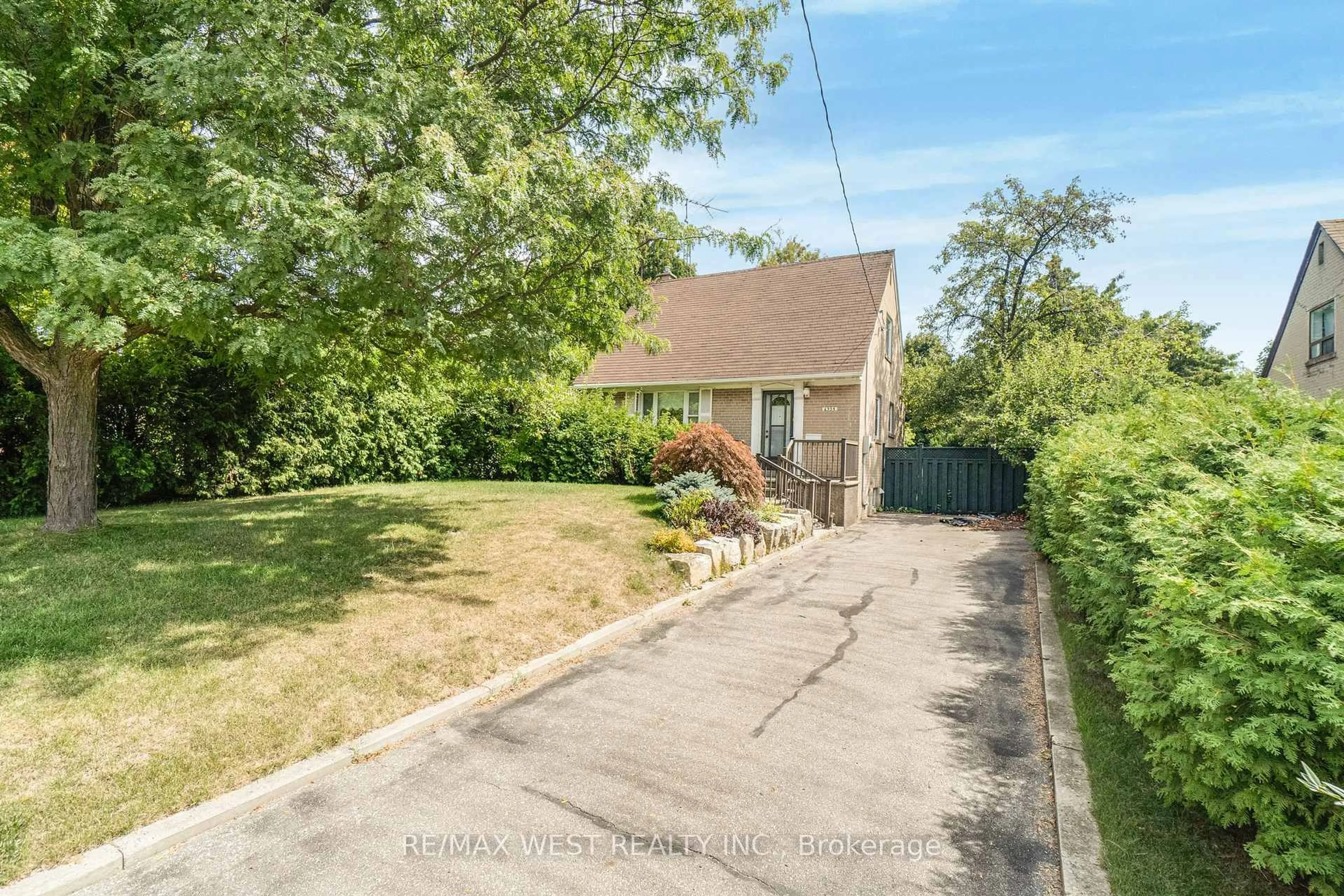 A pic from outside/outdoor area/front of a property/back of a property/a pic from drone, street for 6954 Justine Dr, Mississauga Ontario L4T 1M3