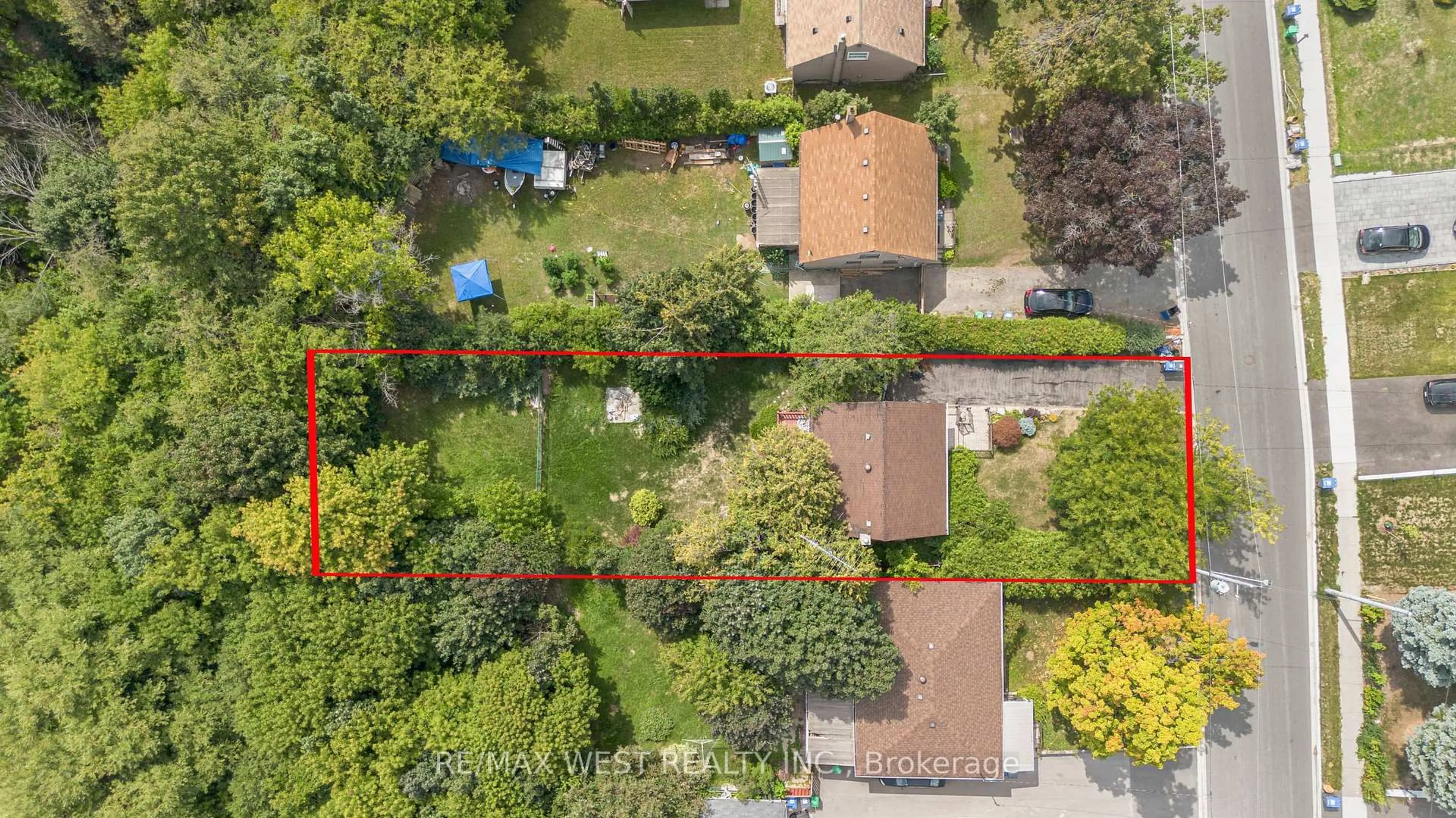 A pic from outside/outdoor area/front of a property/back of a property/a pic from drone, street for 6954 Justine Dr, Mississauga Ontario L4T 1M3