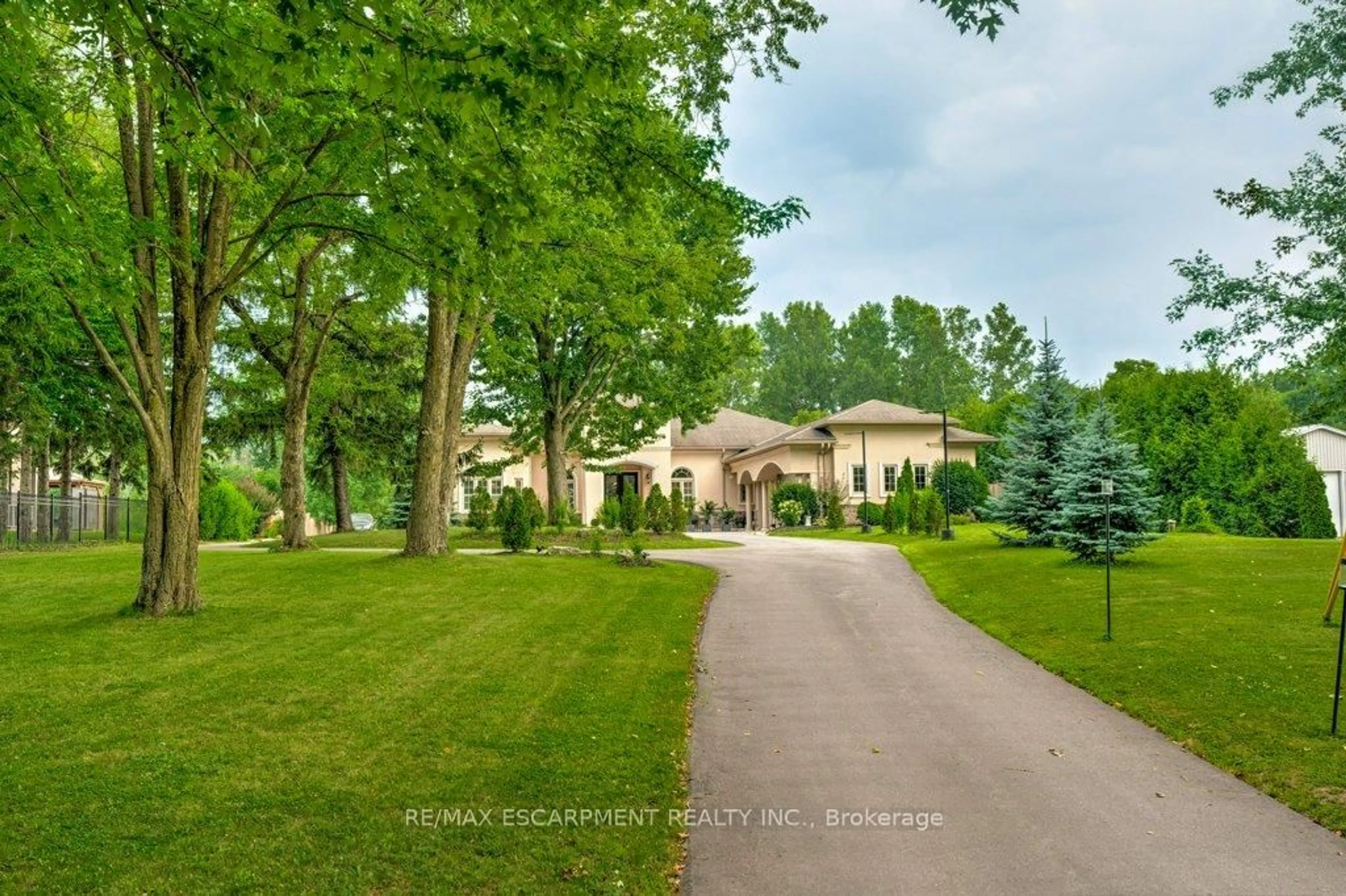 A pic from outside/outdoor area/front of a property/back of a property/a pic from drone, unknown for 2462 2 Sdrd, Burlington Ontario L7P 0H1