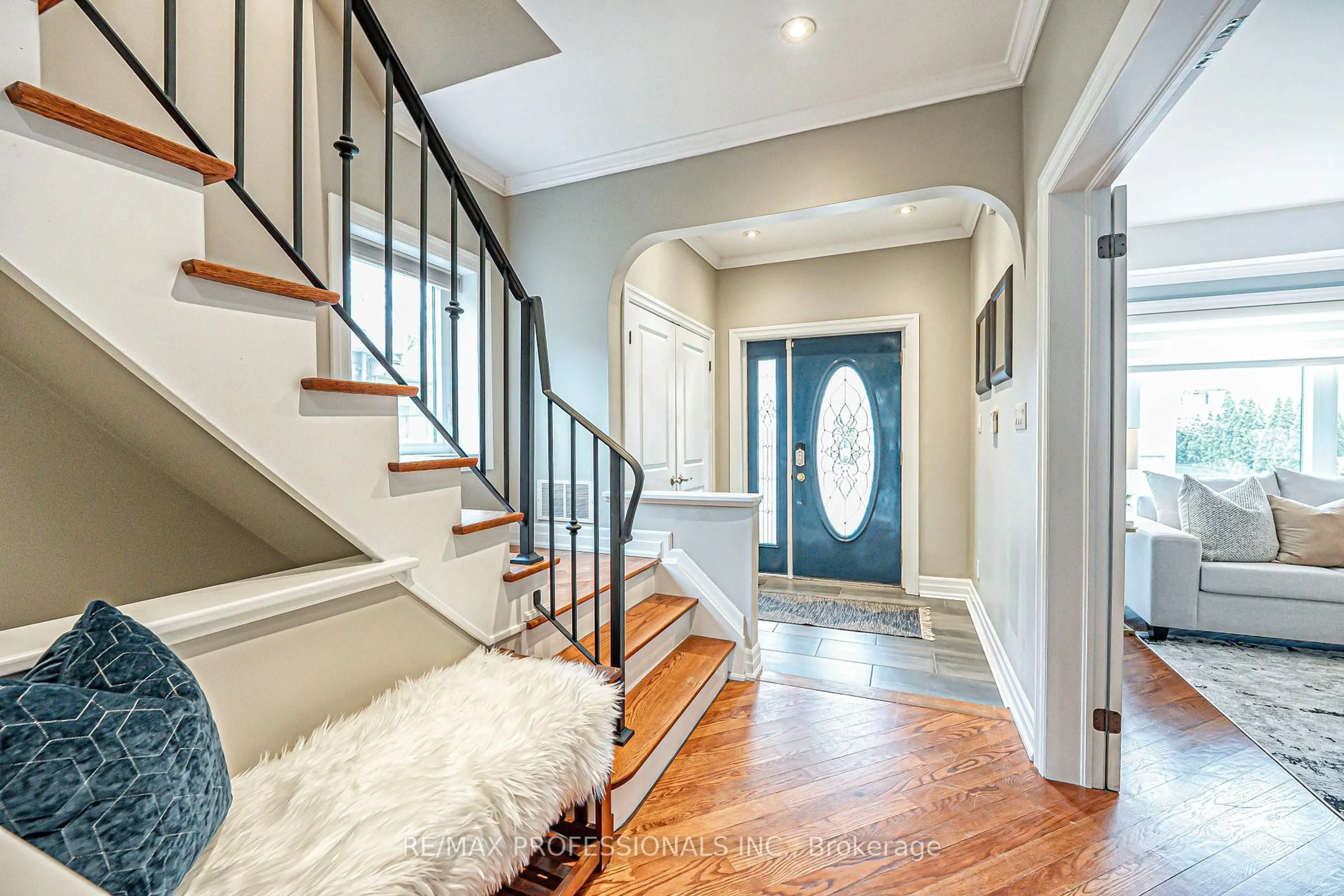 Indoor entryway for 116 Lake Shore Dr, Toronto Ontario M8V 2A2